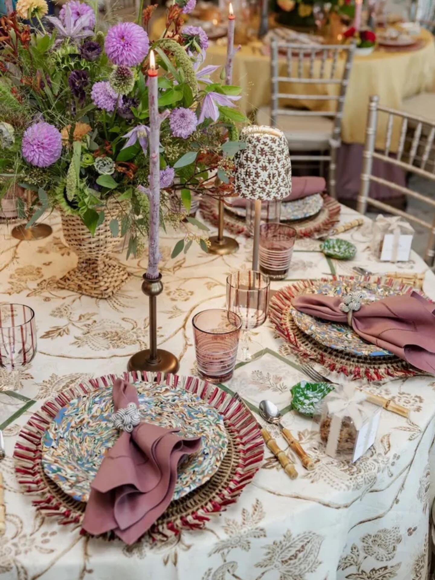 Wishing you a warm, cozy and colorful Thanksgiving! 
🤎✨🧡

&bull;
&bull;
&bull;
&bull;

#thanksgivingtablescape #blueshutterdesignstudio #tablescapeinspo