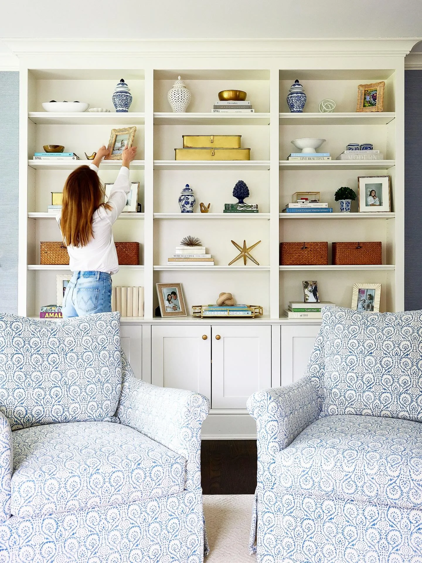 A throw back to these sunny family room built-ins! We completed this space by styling these shelves with decor that was both collected and personal to the client, while also incorporating different textures and finishes 💫 

Summer is flying🫰and whi
