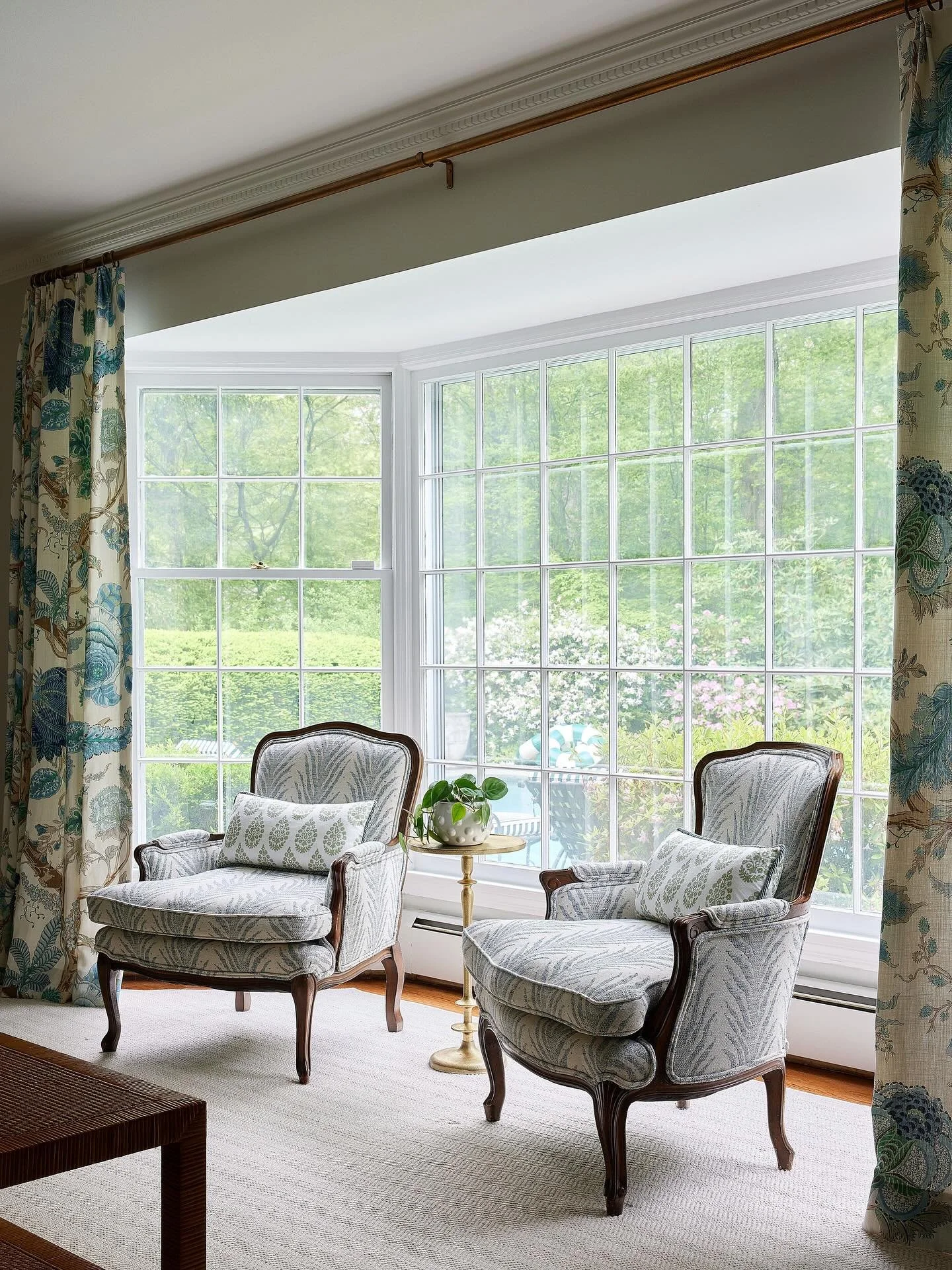 We added a touch of elegance and charm to this bay window by combining both old and new elements ✨ 

photo: @juliadags 

&bull;
&bull;
&bull;
&bull;

#blueshutterdesignstudio #blueshutterdesigns #interiordesign #baywindowdesign #antiquechairs #charmi