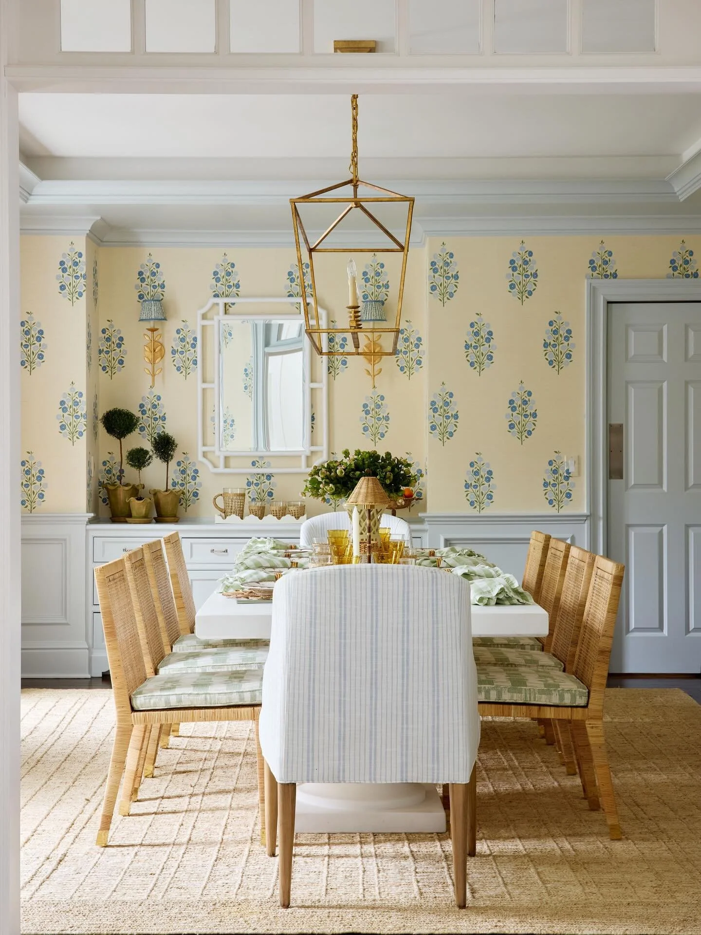 Designed for gathering 🩵 This dining space was created to feel layered, welcoming, and meant to be lingered in. From the moment my rep. introduced me to this block print grasscloth, I knew it deserved a special space - and it ultimately became the i