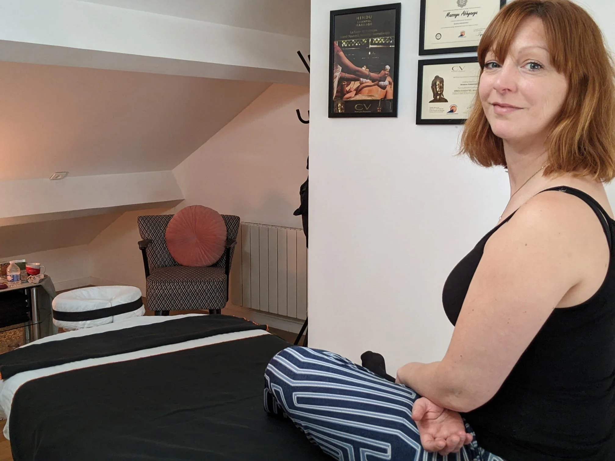 femme assise sur une table dans un cabinet de massage