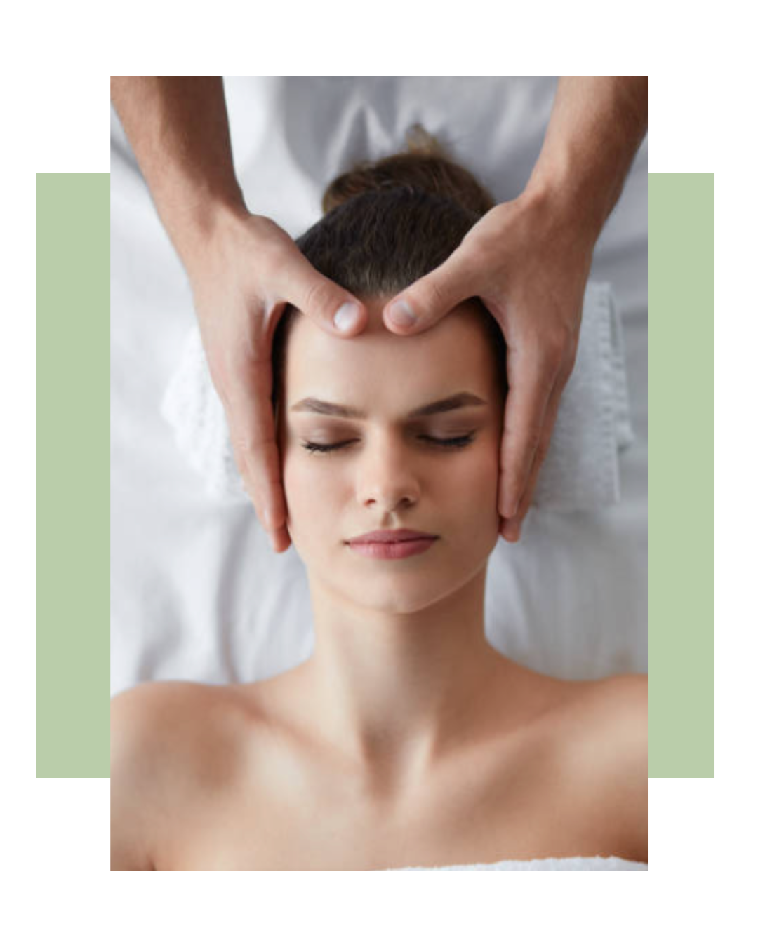 Une femme reçoit un drainage lymphatique du visage tout en étant allongée, les yeux fermés, dans un cadre de spa ou de massage.