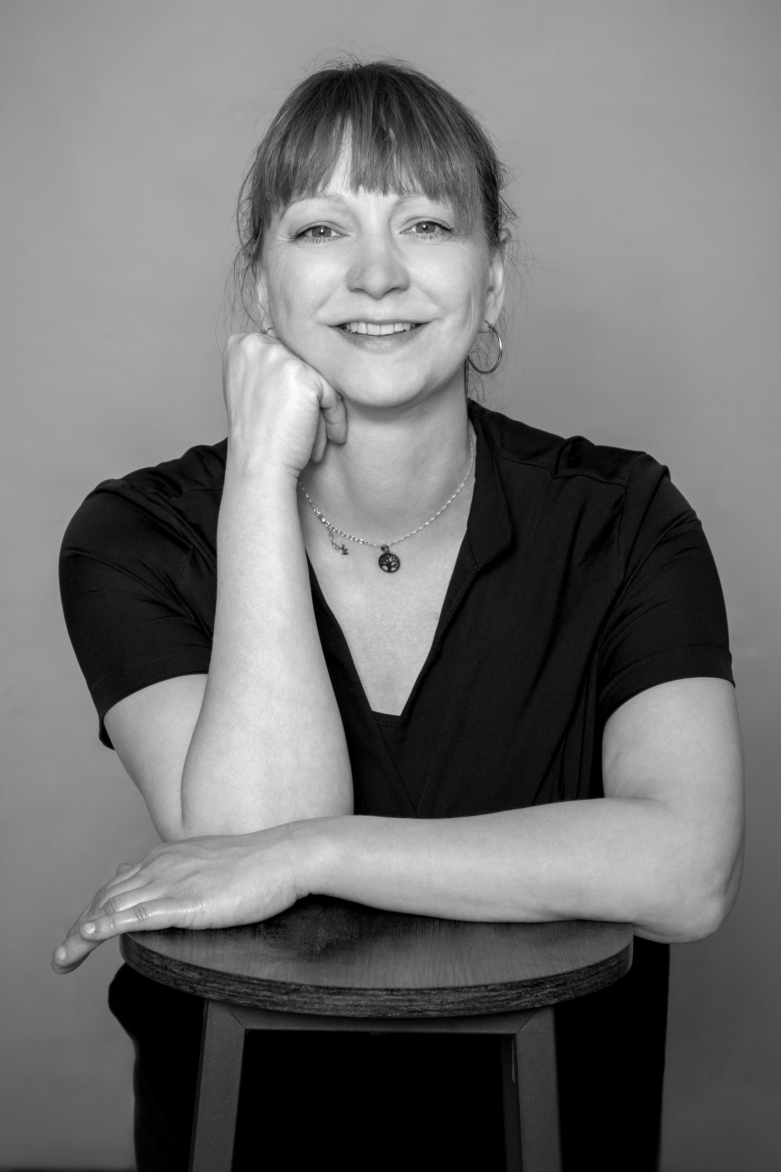 praticienne en massage bien-être souriante à Gentilly