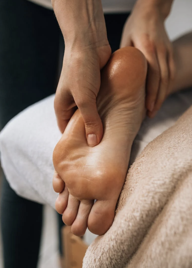 une personne reçoit un massage des pieds
