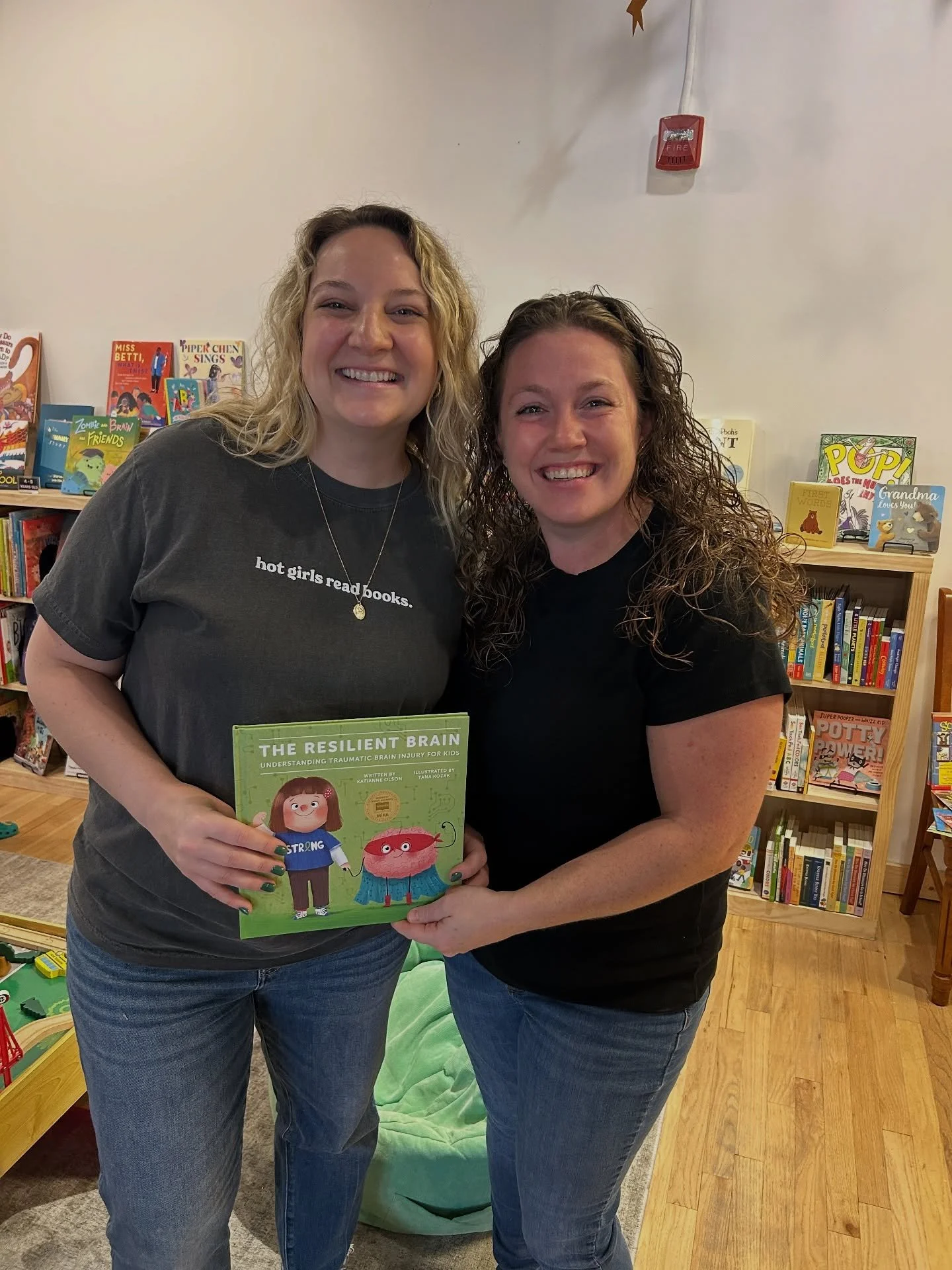 The most magical and cutest bookstore 🤩 Chicago-area friends you don’t want to miss checking out @abouttimebookstore! It’s pure heaven from the minute you walk in! (Plus you’ll see The Resilient Brain on their shelves! Thanks Delan