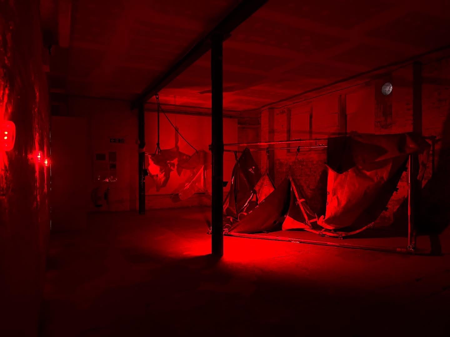 Is it over now? 

The full side of a lorry, 
suspended within a scaffold 
structure with carabiners, 
amber reflectors and found 
hardware: 8mm chains, 
towing shackles, nuts and 
bolts, alongside other 
miscellaneous found 
apparatus

Previo