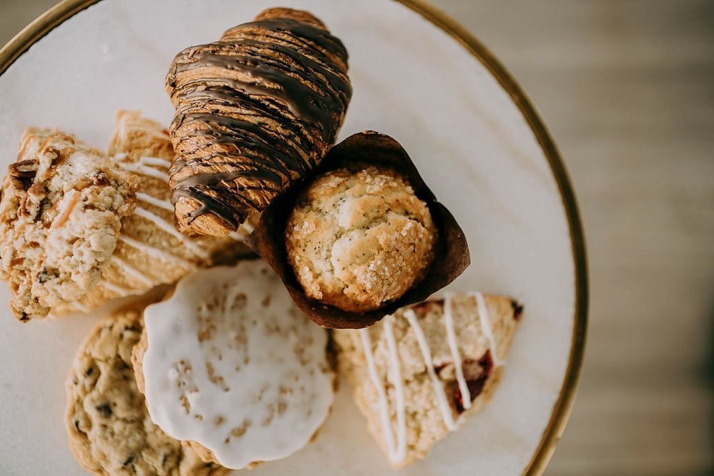 Breakfast is served🥐🥯🧁Stop in and grab your favorite Breakfast Pastry and a cup of @dogwoodcoffee to start your weekend🙌🏻

#lushcakesmn #mnbakery #mncakery #mncakeshop #bakery #bakeshop #fromscratch #coffeeshop #mnroasted #eatlocal #supportlocal