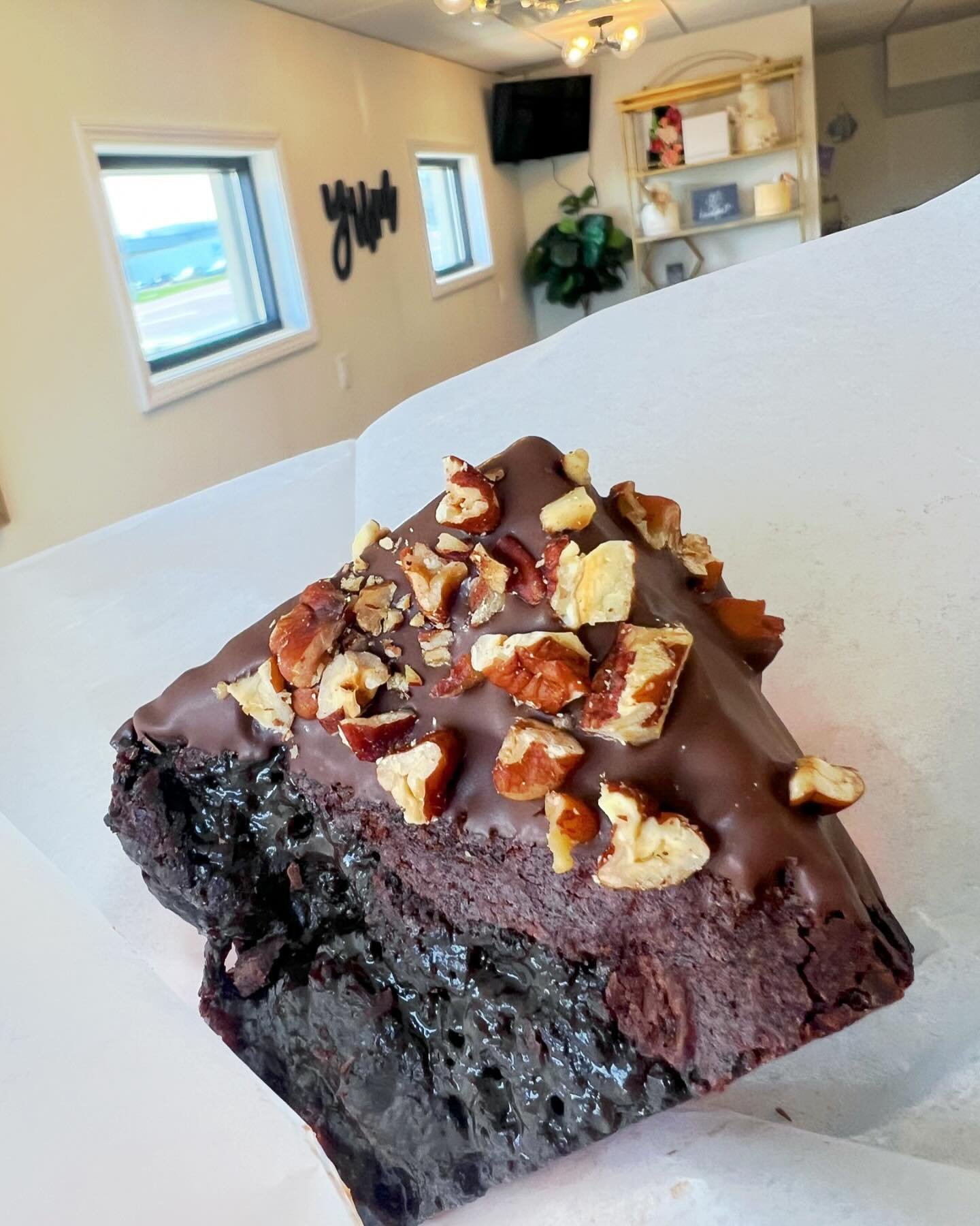Have you tried our Turtle Brownies yet?? Swirled with salted caramel, dipped in chocolate and crushed toasted pecans, they may be one of the most decadent items on our menu🤎🤎🤎

#lushcakesmn #mnbakery #mncakery #dessert #cakeshop #sweettooth #brown