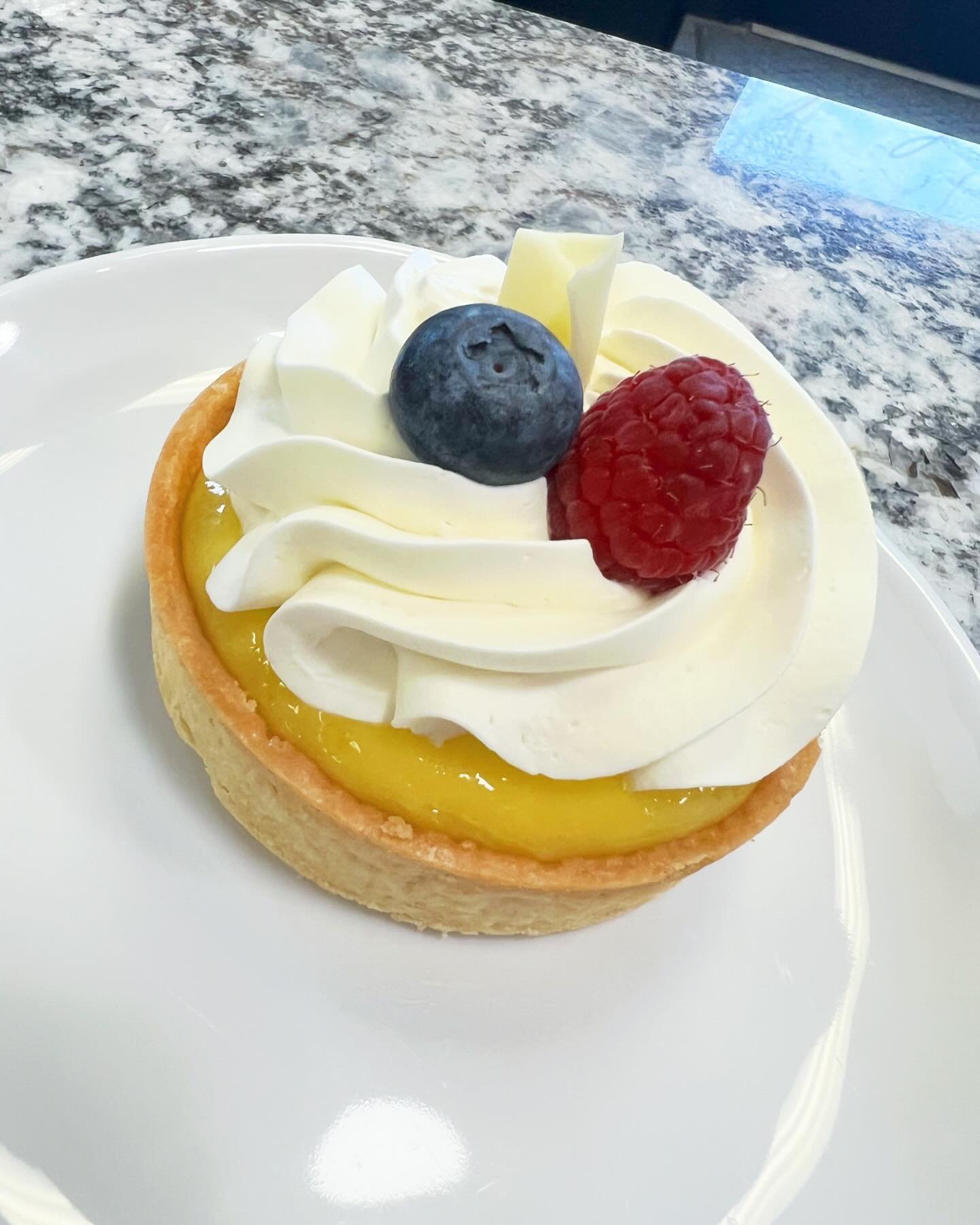 Have you tried this week&rsquo;s feature??? Our Lemon Berry Tarts are bursting with our house made lemon curd, whipped cream and fresh berries. So refreshing🍋

#lushcakesmn #mnbakery #mncakery #mncakeshop #cakery #cakeshop #lemontarts #fromscratch #