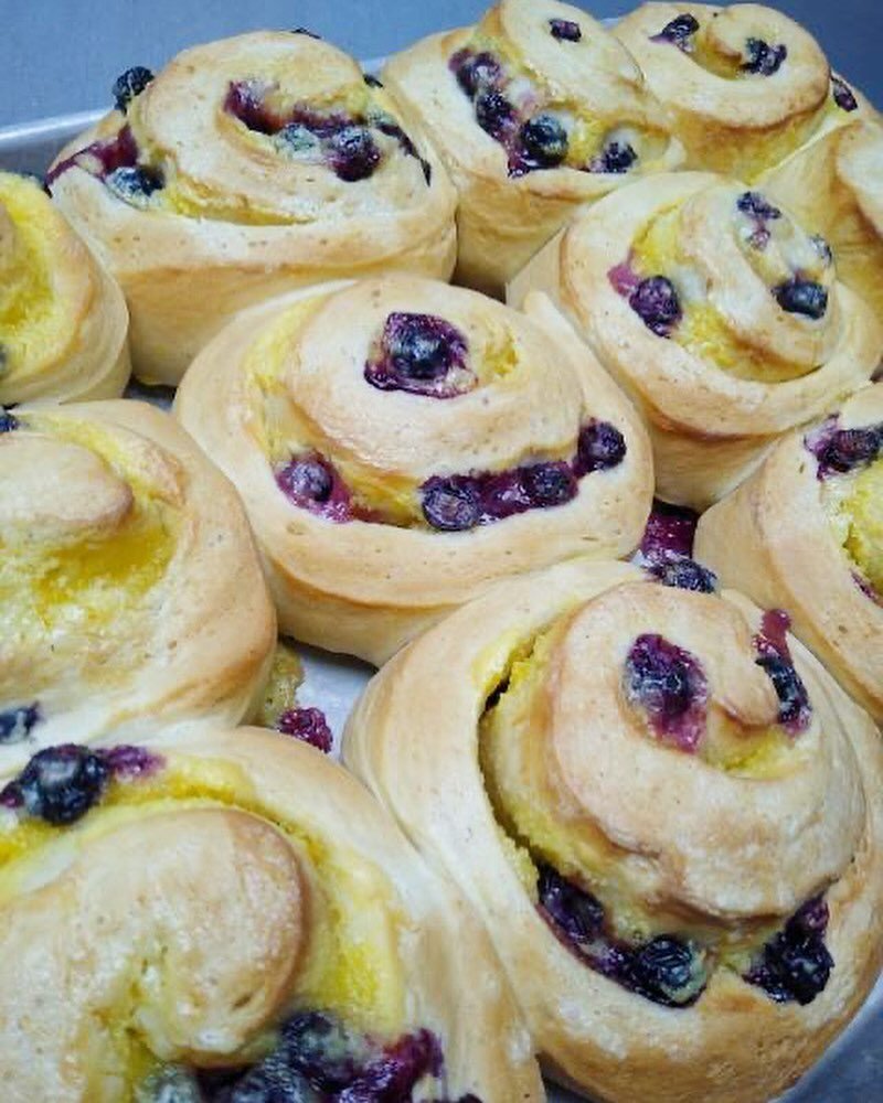 Rainy Saturdays call for Blueberry Lemon Rolls🫐Limited quantities at both shops! Come early!

#lushcakesmn #mnbakery #mncakery #cakeshop #sweettooth #fromscratch