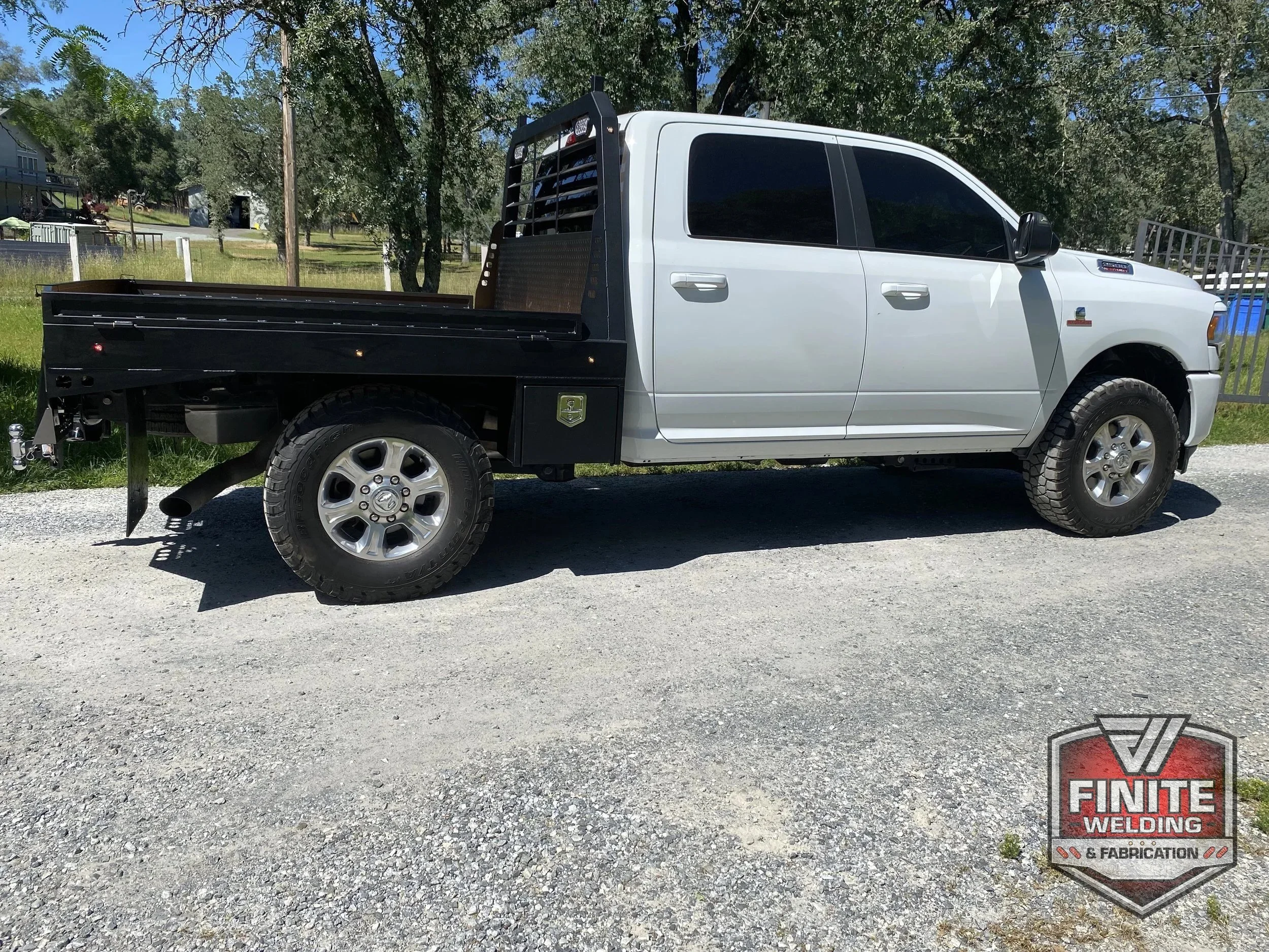 Ram 2500 white short bed flatbed, view 2