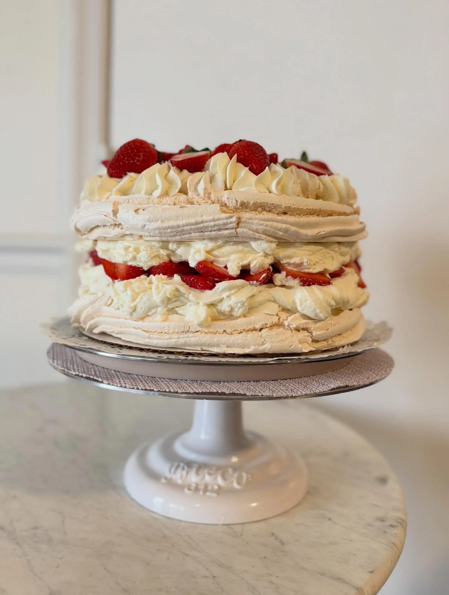 Cardenal de Frambuesa o de Fresa (Raspberry or Strawberry Pavlova)