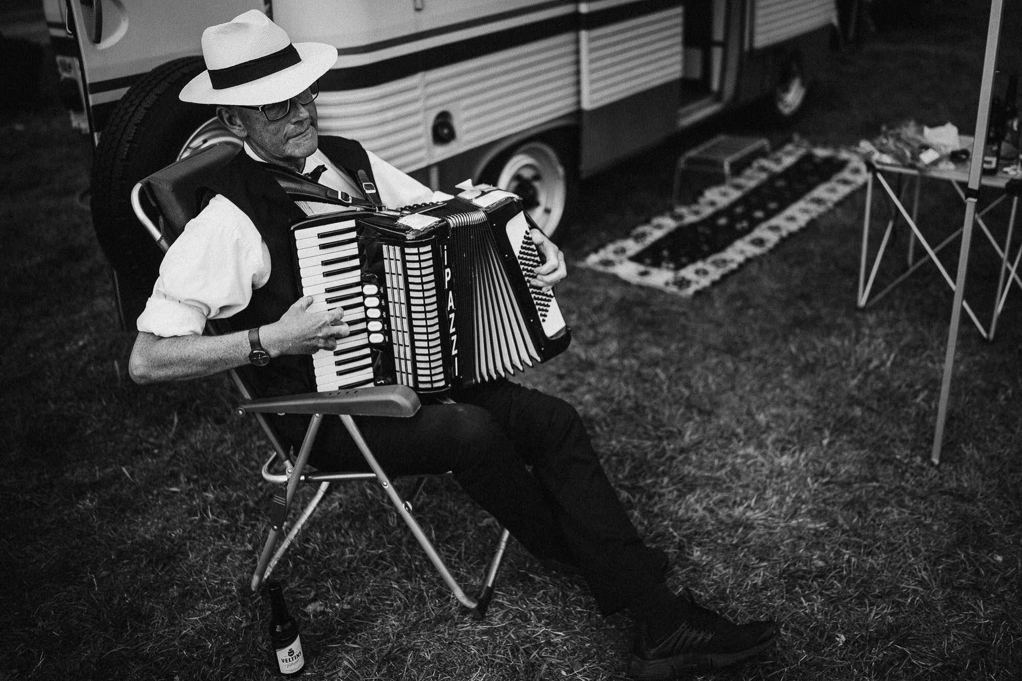 103_Trouwen in Duitsland - Goch - Klooster Graefenthal - Trouwfotograaf-129_Festivalwedding Duitsland. Henk George van I Pazzi op de accordeon.jpg