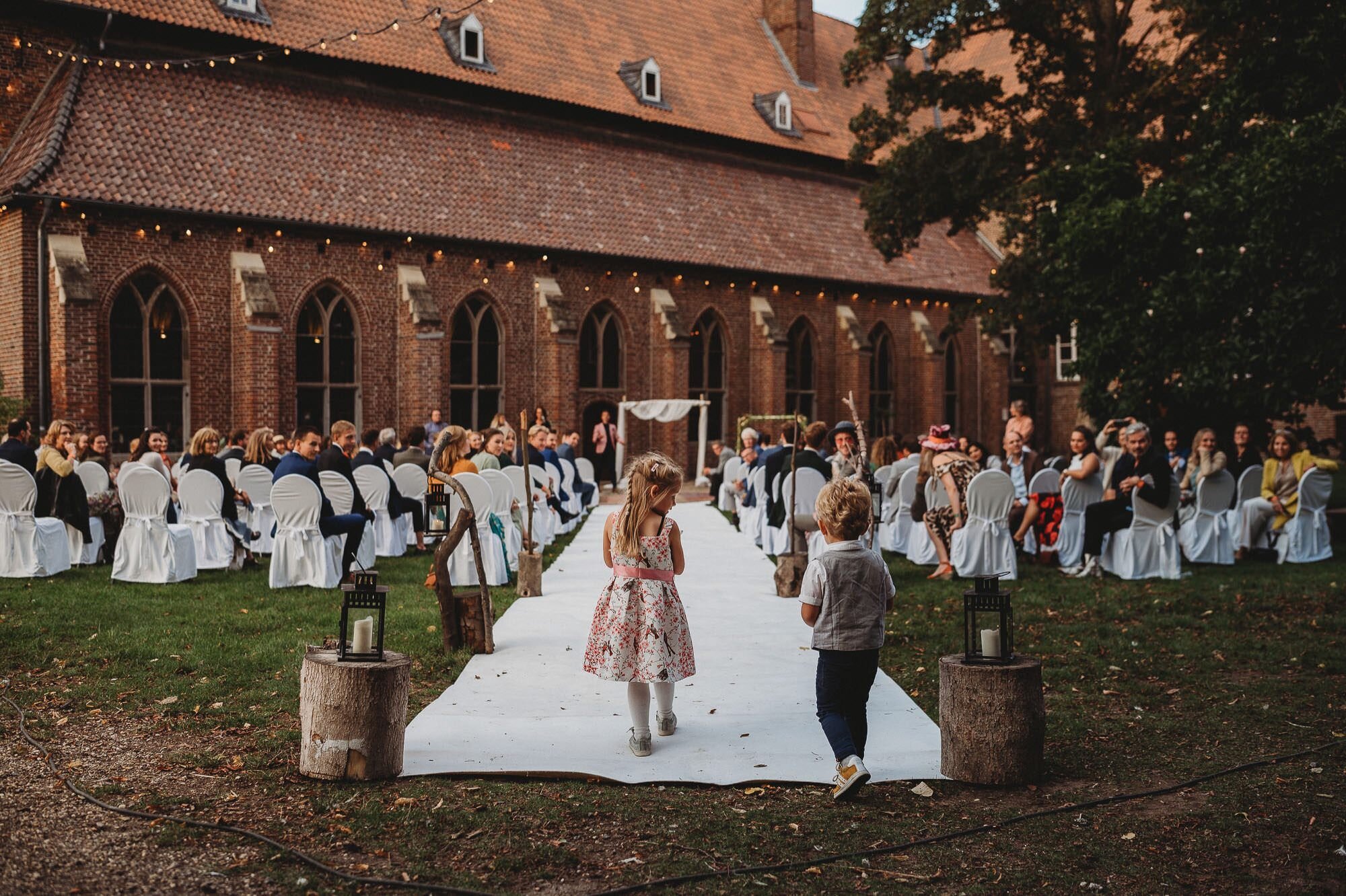 109_Trouwen in Duitsland - Goch - Klooster Graefenthal - Trouwfotograaf-140_Ceremonie festival wedding. Klooster Graefenthal Goch Duitsland. %0ABruidskindjes.jpg
