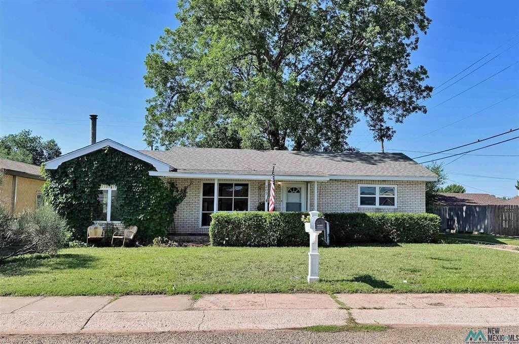 209 E Plaza ---- $159,000 ----This three bedroom, 1.5 bath home has1314 sq.ft. of living space with two living areas....