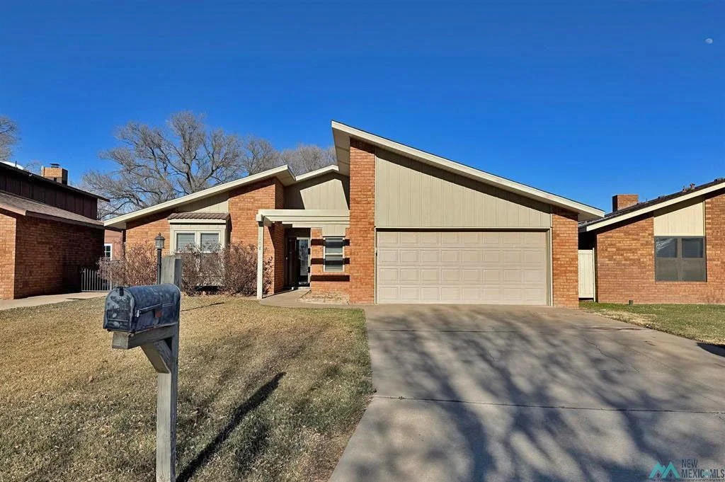 208 Lakeview Terrace ---- $220,000 ---- This move-in ready townhouse features 2 bedrooms and 2 bath with 1416 sq.ft....