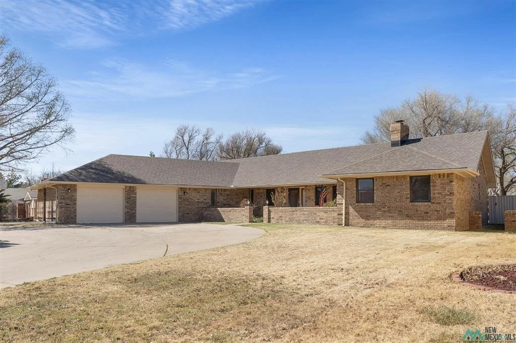 1820 Fairway Terrace ---- $310,000 ---- Beautifully renovated 3 bedroom, 2 bath home with 2204 sq.ft. of living space located on the golf course...