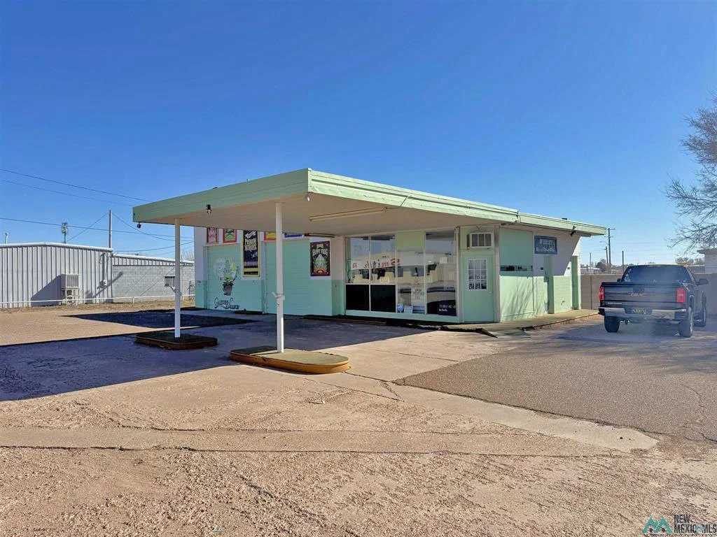 901 E 1st Street ---- $120,000 ----High Traffic Location on US Highway 60-70-84 on corner lot....
