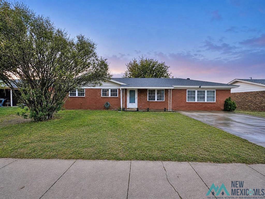 212 La Salle Dr ---- $230,000 ----This home has room for everyone with 4 bedrooms, 3 baths and 2 living areas....