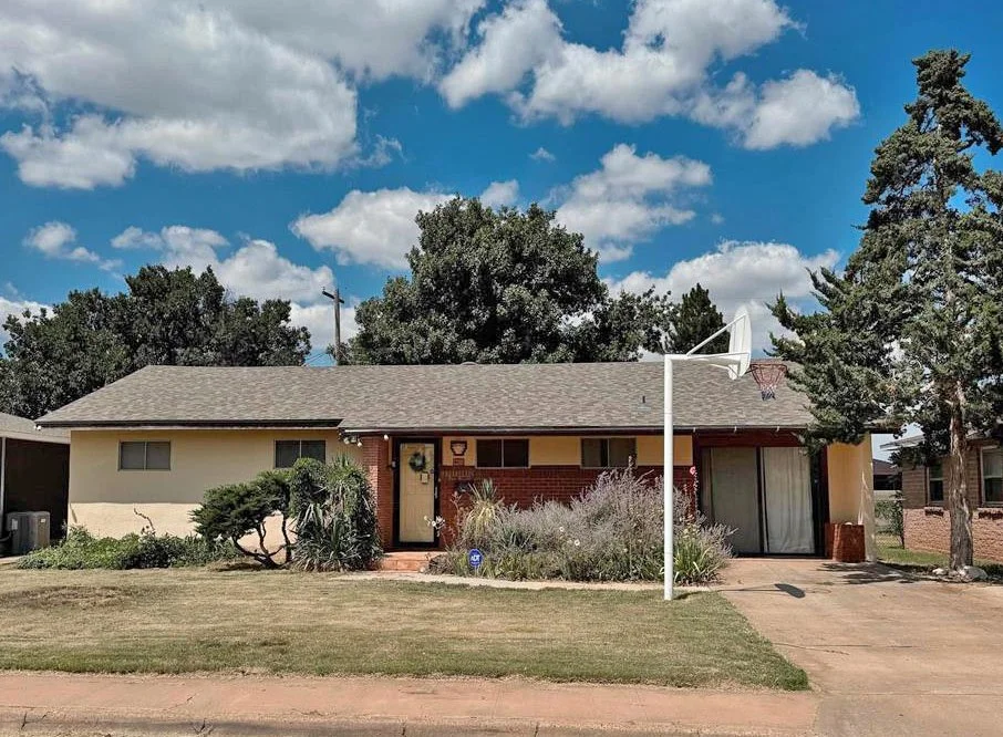 112 W Yucca Ave ---- $170,000 ---- This 1928 sq.ft home is located in a well-established neighborhood and has 4 bedrooms & 2 baths....