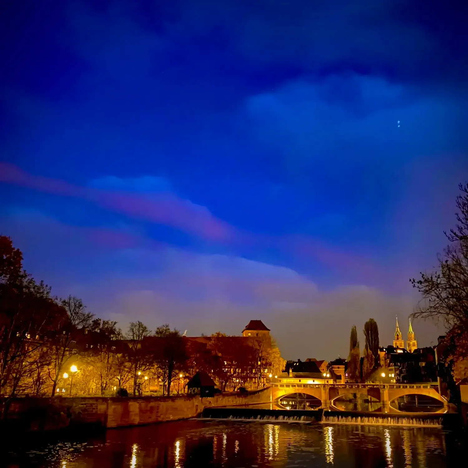 Nürnberg bei Nacht: Blick auf die Pegnitz mit der beleuchteten Maxbrücke in der blauen Stunde, Altstadt im Hintergrund