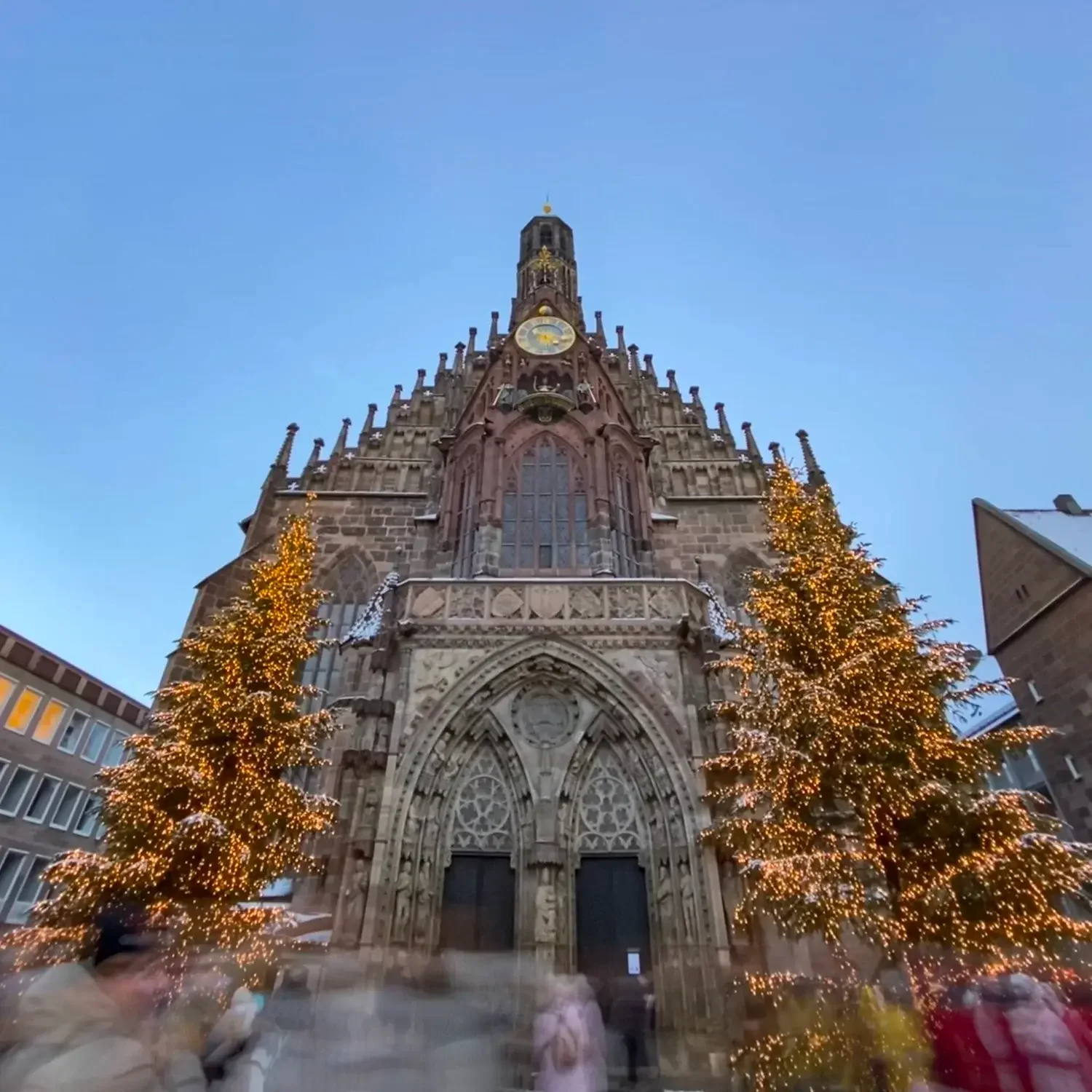 Die Frauenkirche am Christkindlesmarkt in Nürnberg