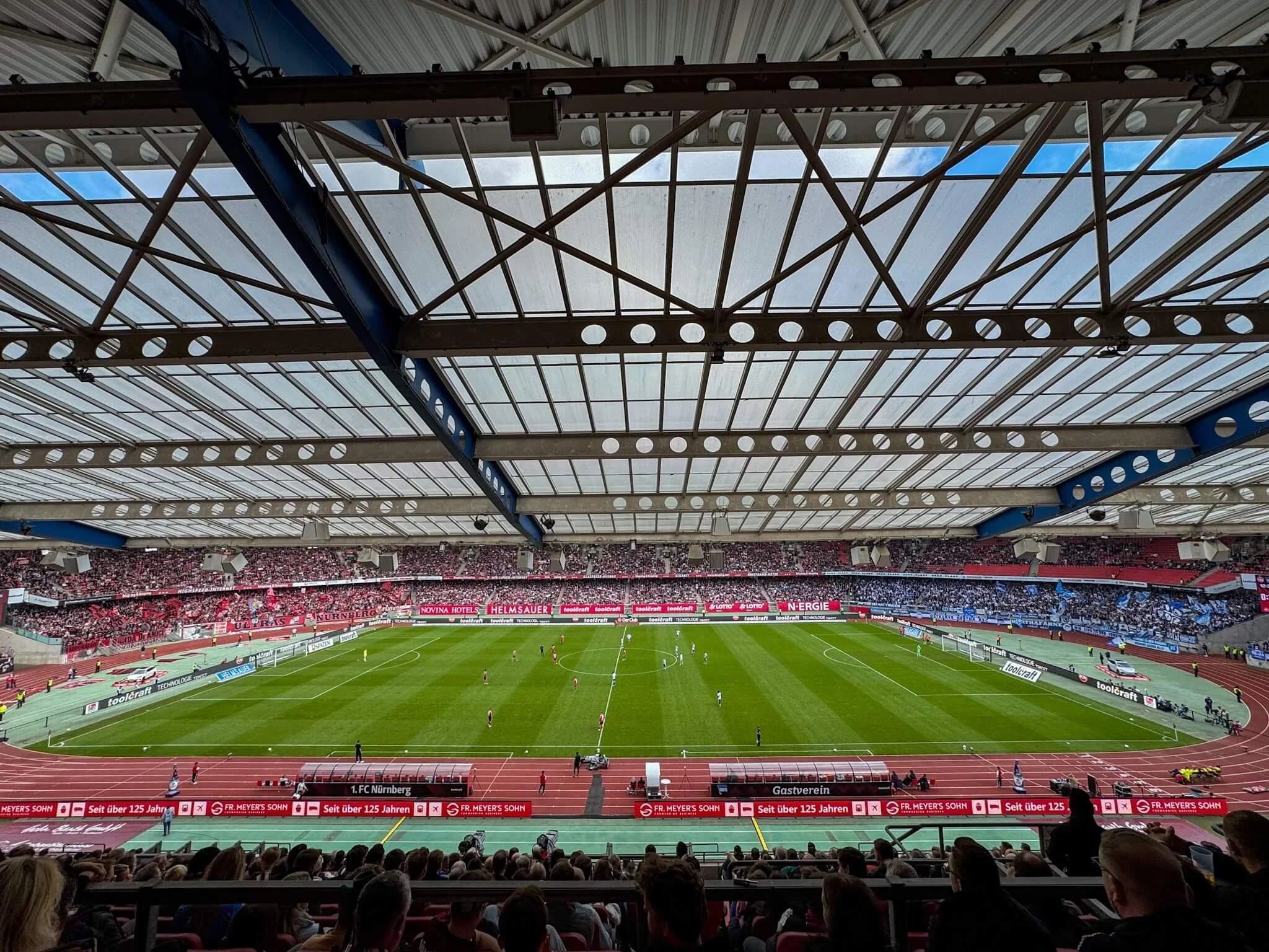 Innenansicht des Max-Morlock-Stadions bei einem Heimspiel, die Laufbahn trennt Tribünen und Spielfeld