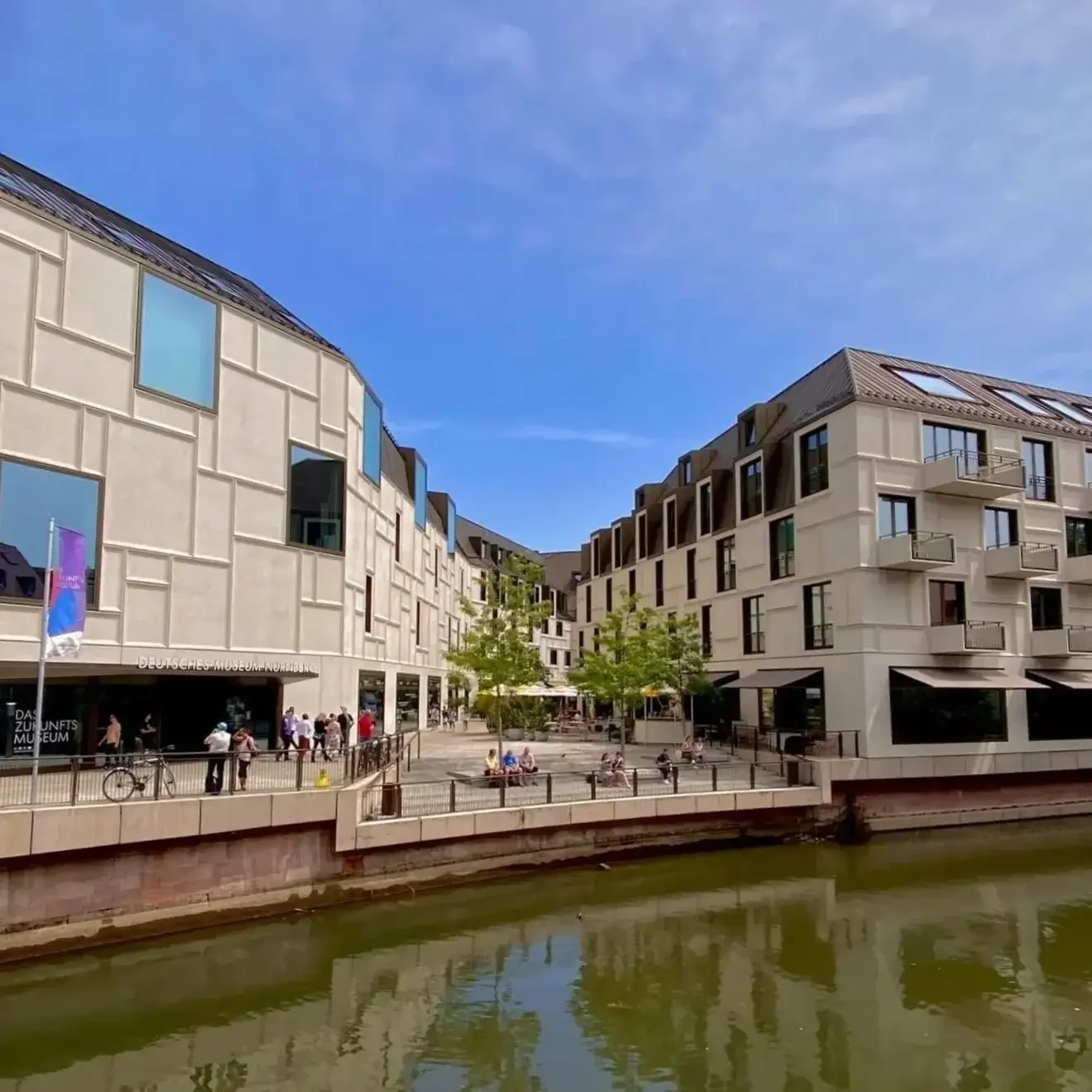 Ansicht des Zukunftsmuseums in der Nürnberger Altstadt, vom gegenüberliegenden Pegnitzufer aus gesehen.