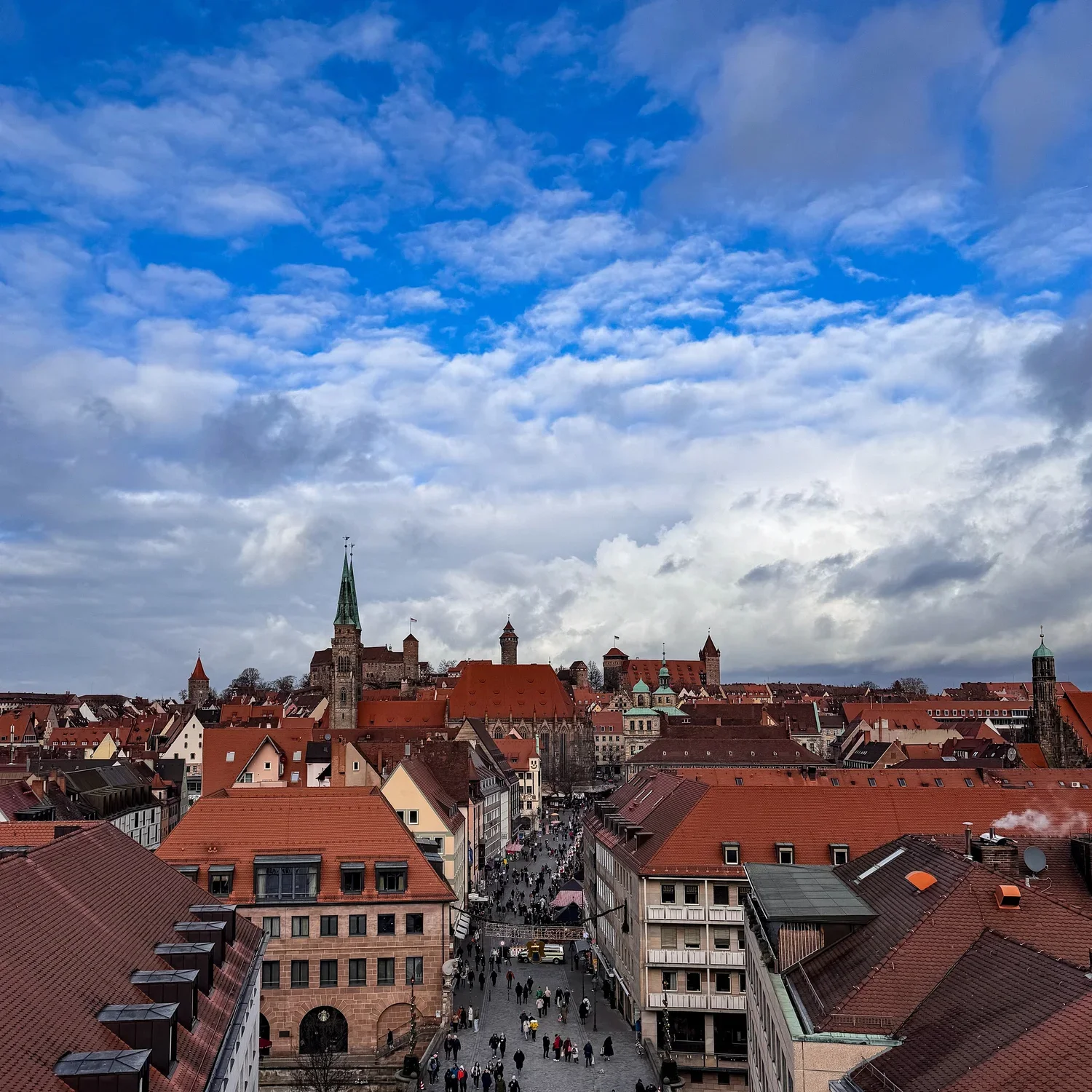 Blick über die Nürnberger Altstadt mit historischen Gebäuden und Hauptkirche - Stadtpanorama zur Oberbürgermeisterwahl 2026