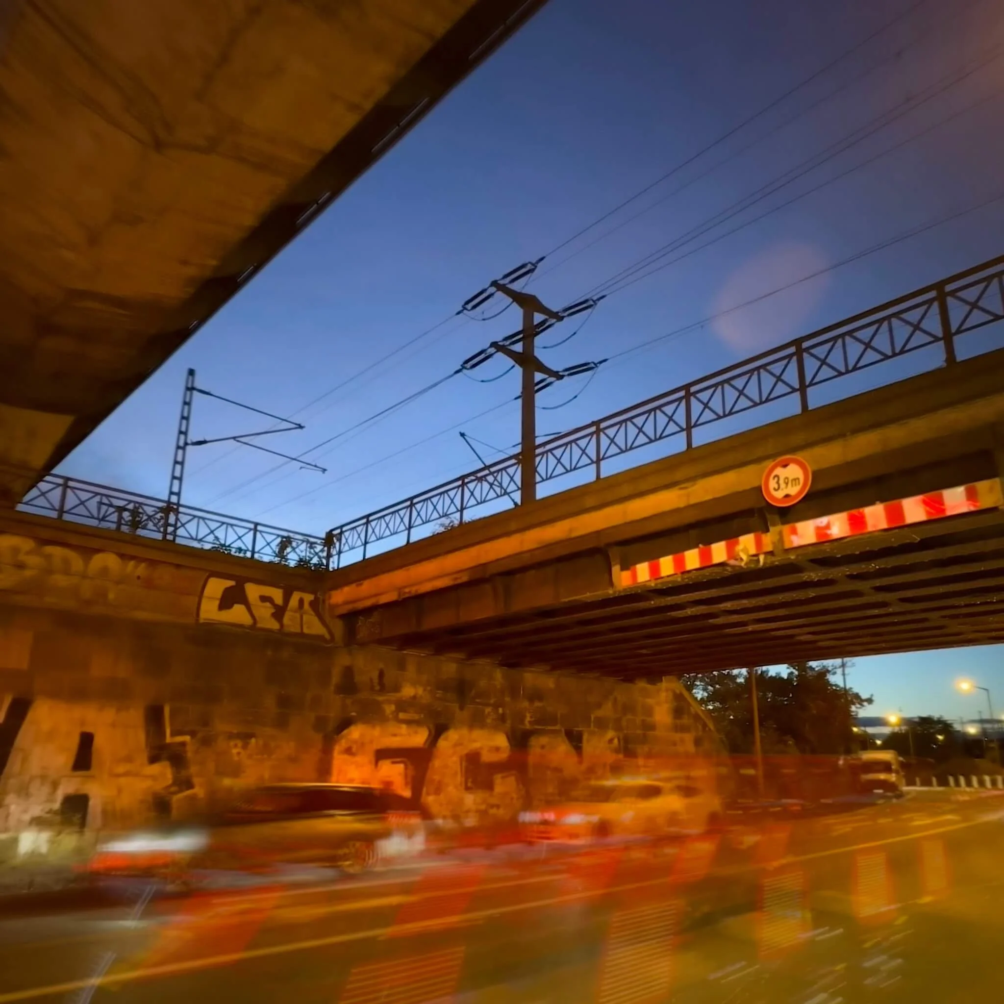 Frankenschnellweg, An den Rampen in Nürnberg, marode Brücken in der Dämmerung, langzeitbelichtung des FSWs