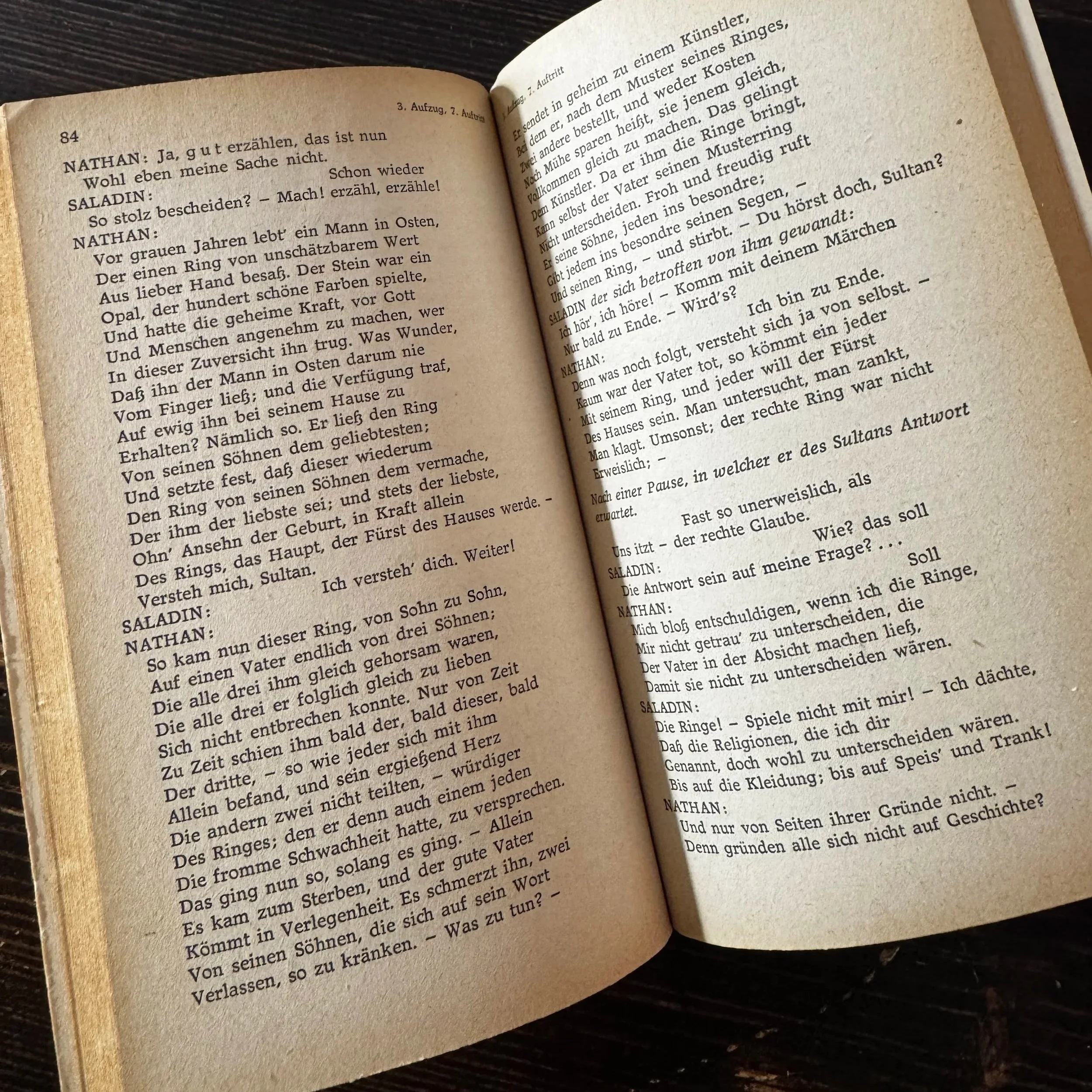 Aufgeschlagenes Buch "Nathan der Weise" von Lessing, Seite 84, Ringparabel über religiöse Toleranz