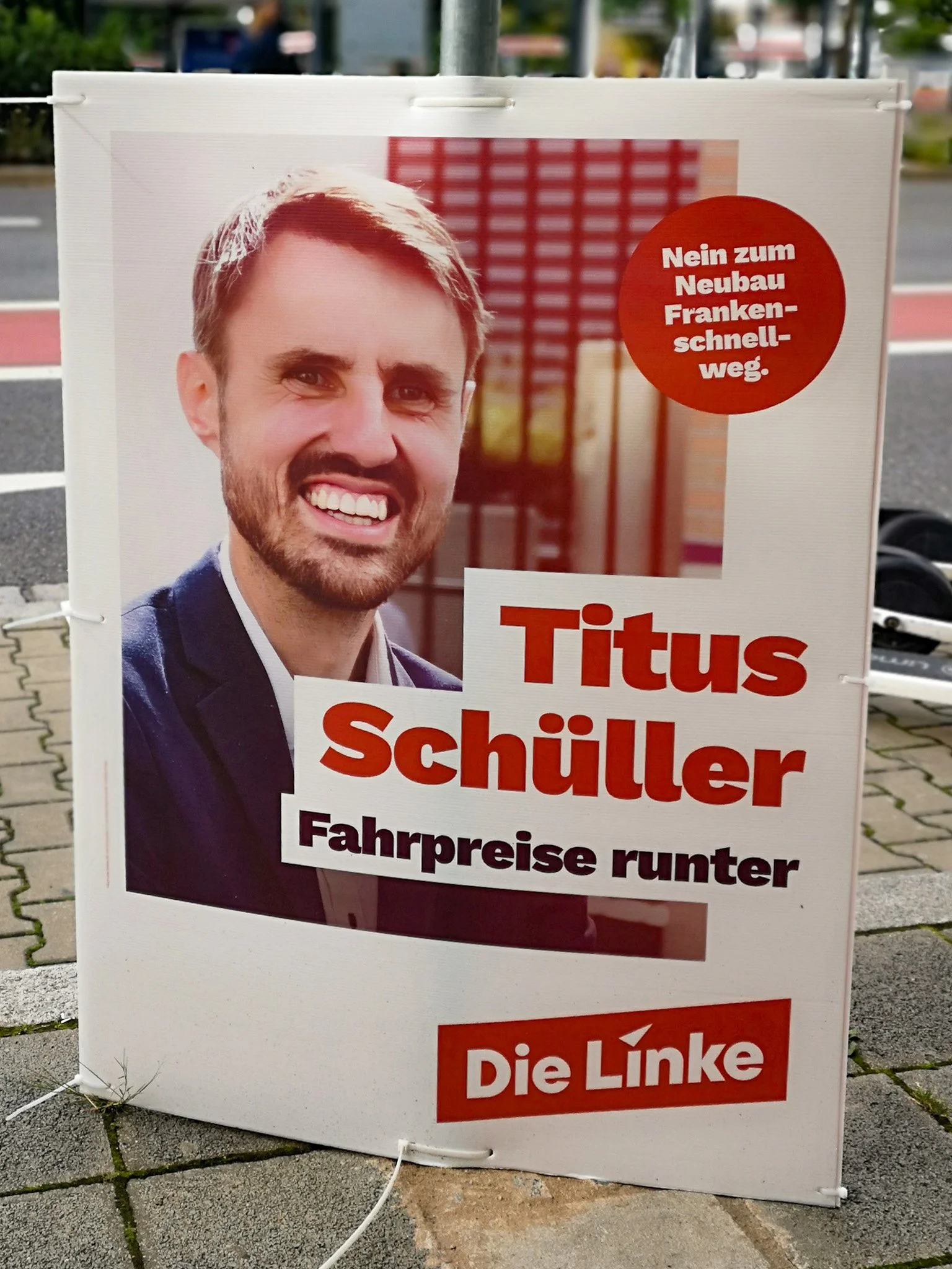  Plakat der Bürgerbegehren-Kampagne gegen den Frankenschnellweg-Ausbau in Nürnberg mit Titus Schüller Fahrpreise runter 