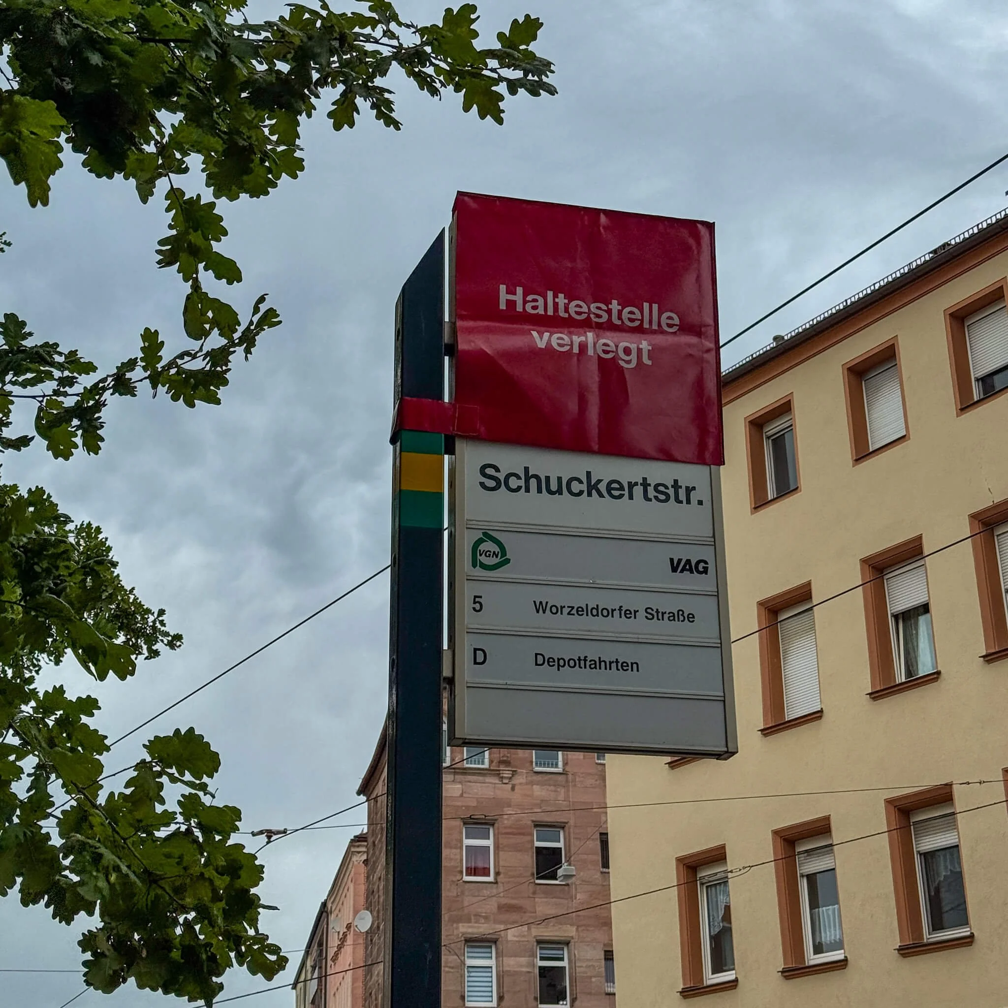 Schild Haltestelle verlegt an der Straßenbahnhaltestelle Schuckertstraße in Nürnberg