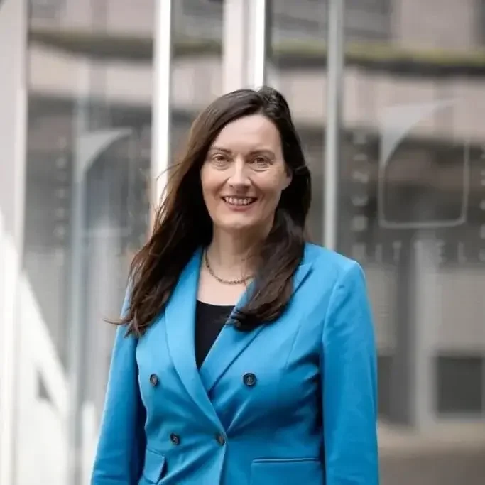 Porträt von Christa Heckel in blauem Blazer, der designierten Nürnberger Baureferentin und Nachfolgerin von Daniel Ulrich.