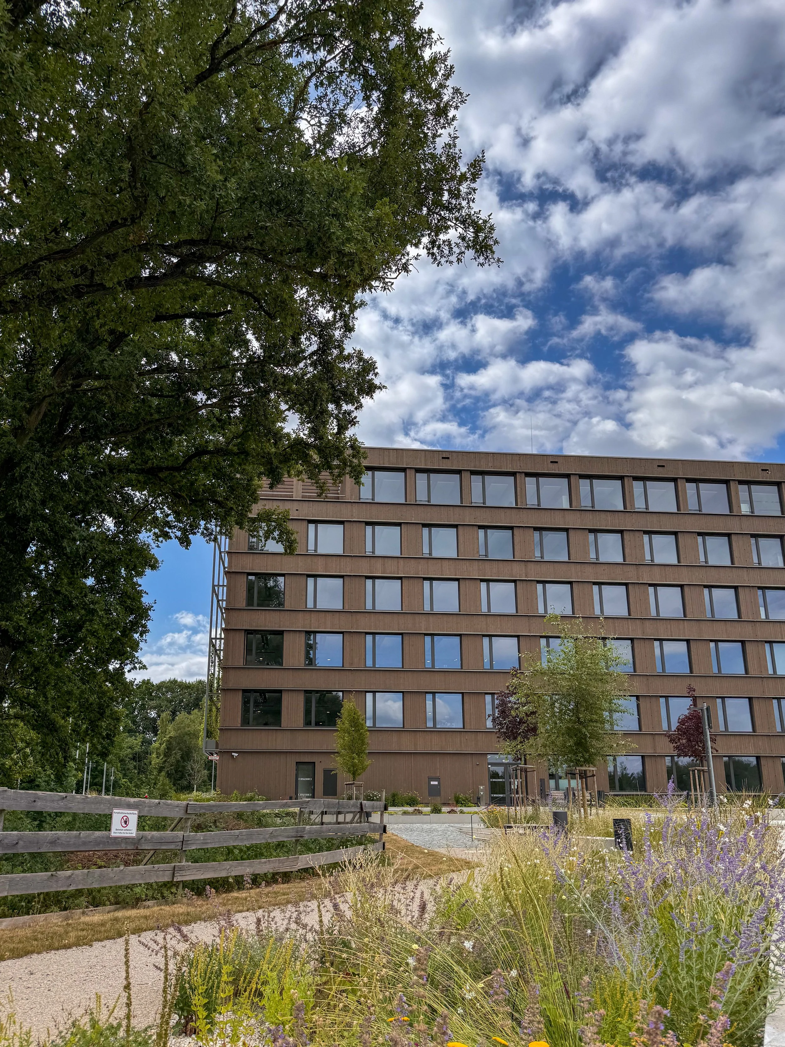 Technische Universität Nürnberg im Sommer 2025 mit Schildern Kampfmittelfund