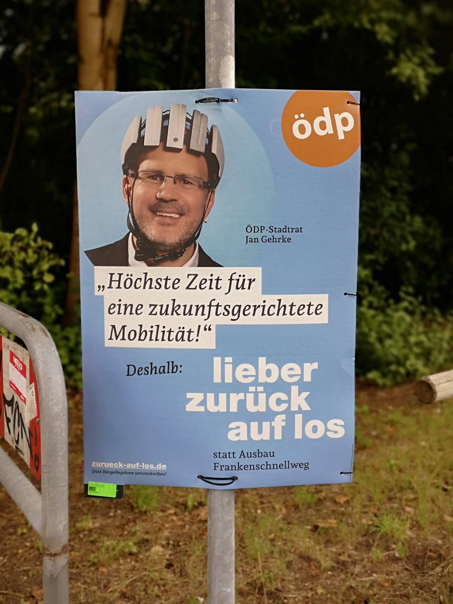  ÖDP-Wahlplakat mit Kandidat und Botschaft "Höchste Zeit für eine zukunftsgerichtete Mobilität! Deshalb lieber zurück auf los" 