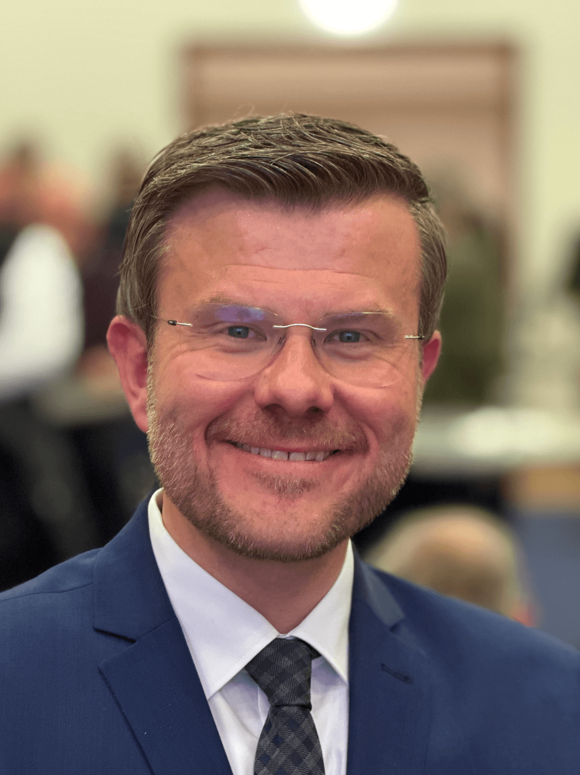 Marcus König in blauem Anzug und Krawatte nach der Stichwahl in Nürnberg.