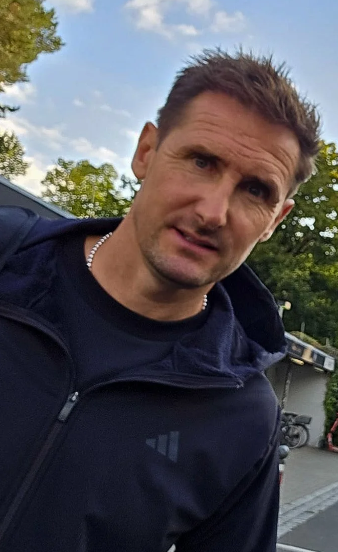 Miroslav Klose als Trainer des 1. FC Nuernberg vor dem Max-Molock-Stadion