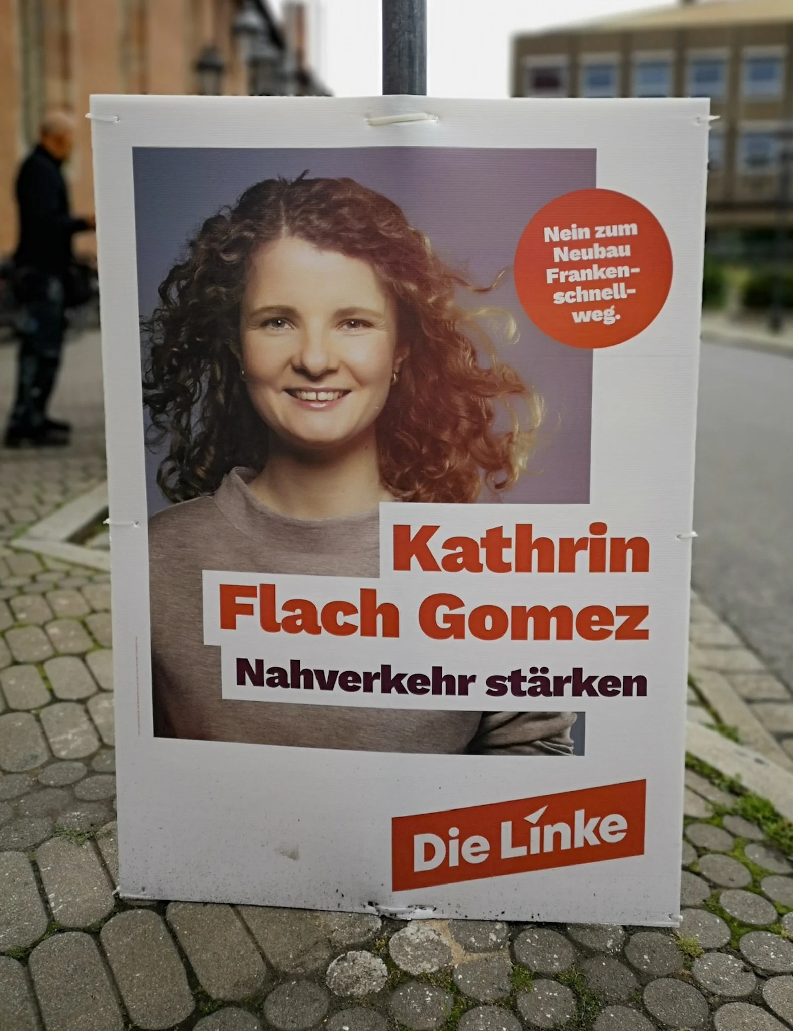  Plakat der Bürgerbegehren-Kampagne gegen den Frankenschnellweg-Ausbau in Nürnberg mit Kathrin Flach Gomez Nahverkehr stärken 