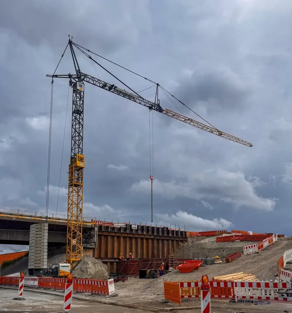 Großbaustelle Hafenbrücken Nürnberg mit Baukran und Spundwänden – Neubau kostet 347 Millionen Euro nach 20 Jahren Planung