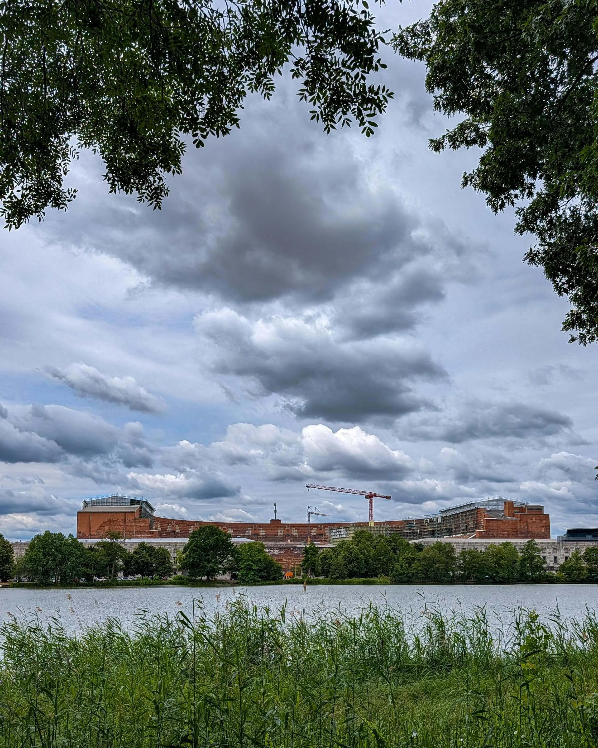 Kongresshalle auf dem ehemaligen Reichsparteitagsgelände in Nürnberg mit Dutzendteich und Bauarbeiten für Sanierung und Stiftung