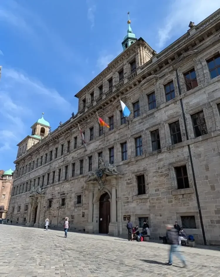 Außenansicht des historischen Nürnberger Rathauses am Tage. Das Gebäude steht im Artikel symbolisch für die anstehenden Kooperationsgespräche nach der Kommunalwahl.