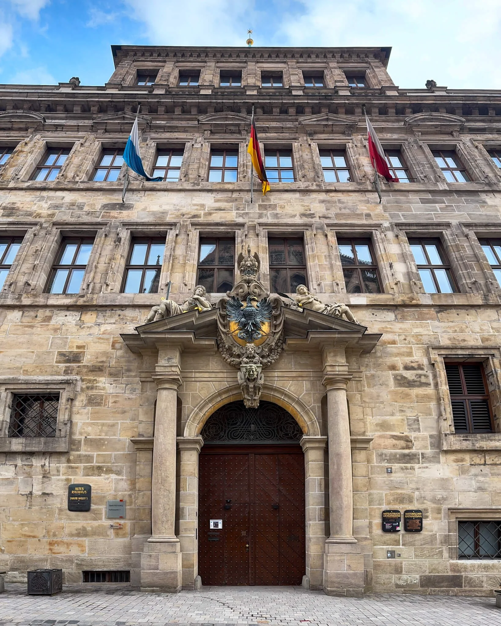 Imposante Fassade des Nürnberger Rathauses (Wolffscher Bau) – Symbol für die politische Entscheidung zur Kommunalwahl 2026.