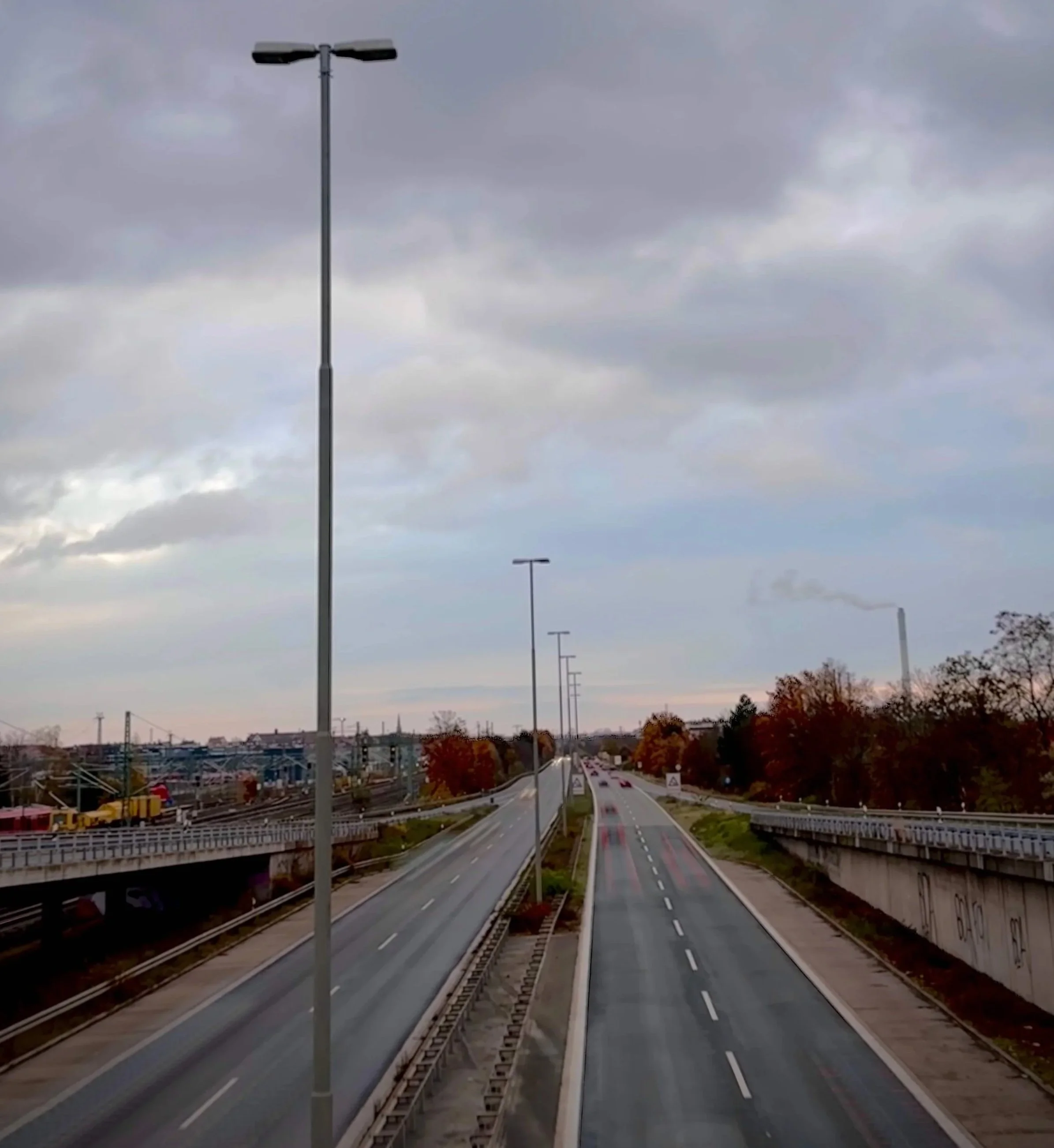 Blick von der Jansenbrücke über den mehrspurigen Frankenschnellweg in Nürnberg bei bewölktem Himmel