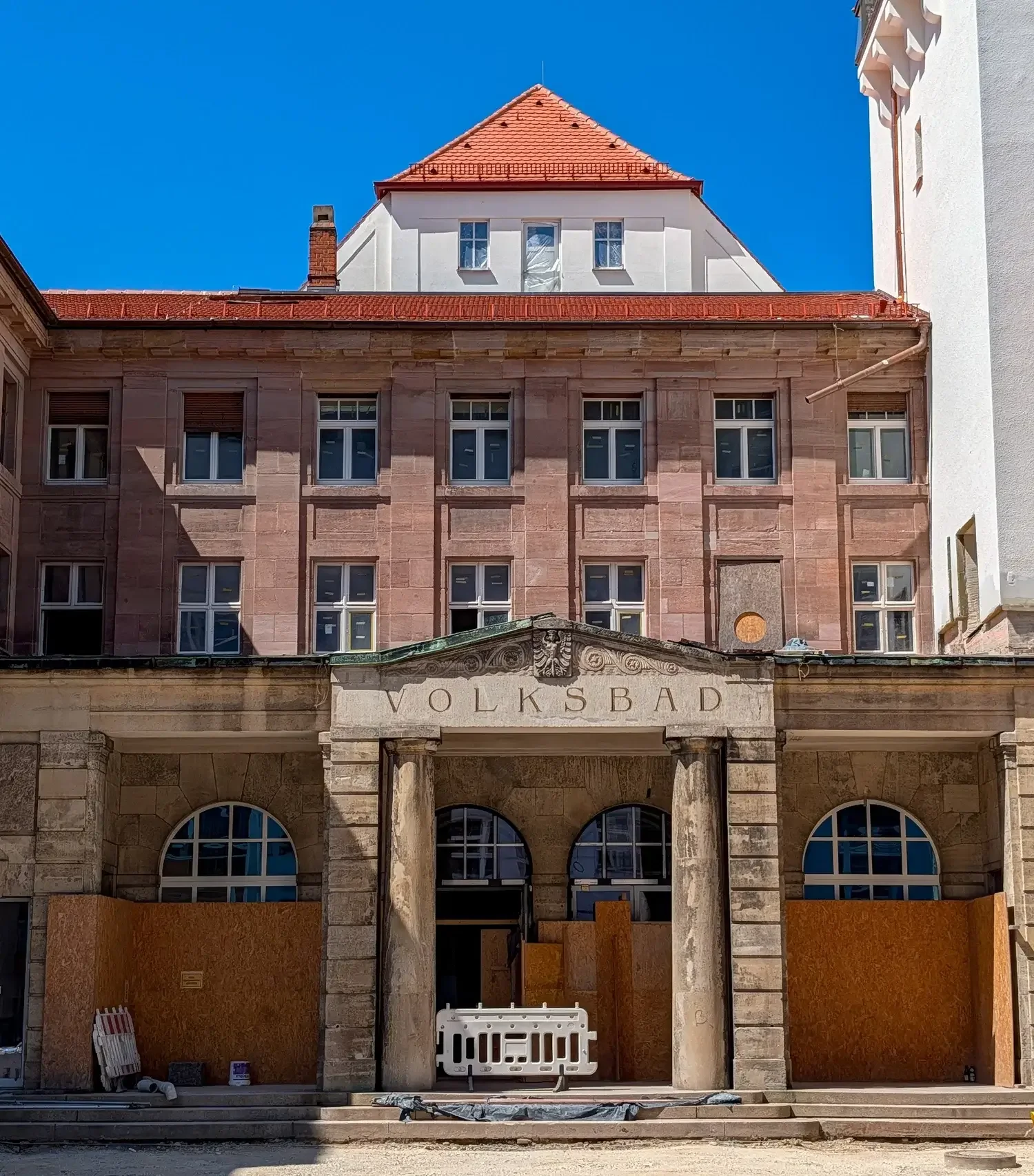 Historische Fassade des Volksbads am Plärrer während der Sanierungsarbeiten