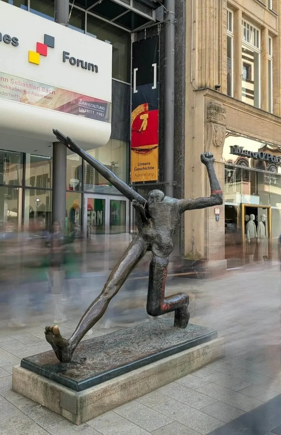 Bronzeplastik „Der Jahrhundertschritt“ vor dem Zeitgeschichtlichen Forum Leipzig.