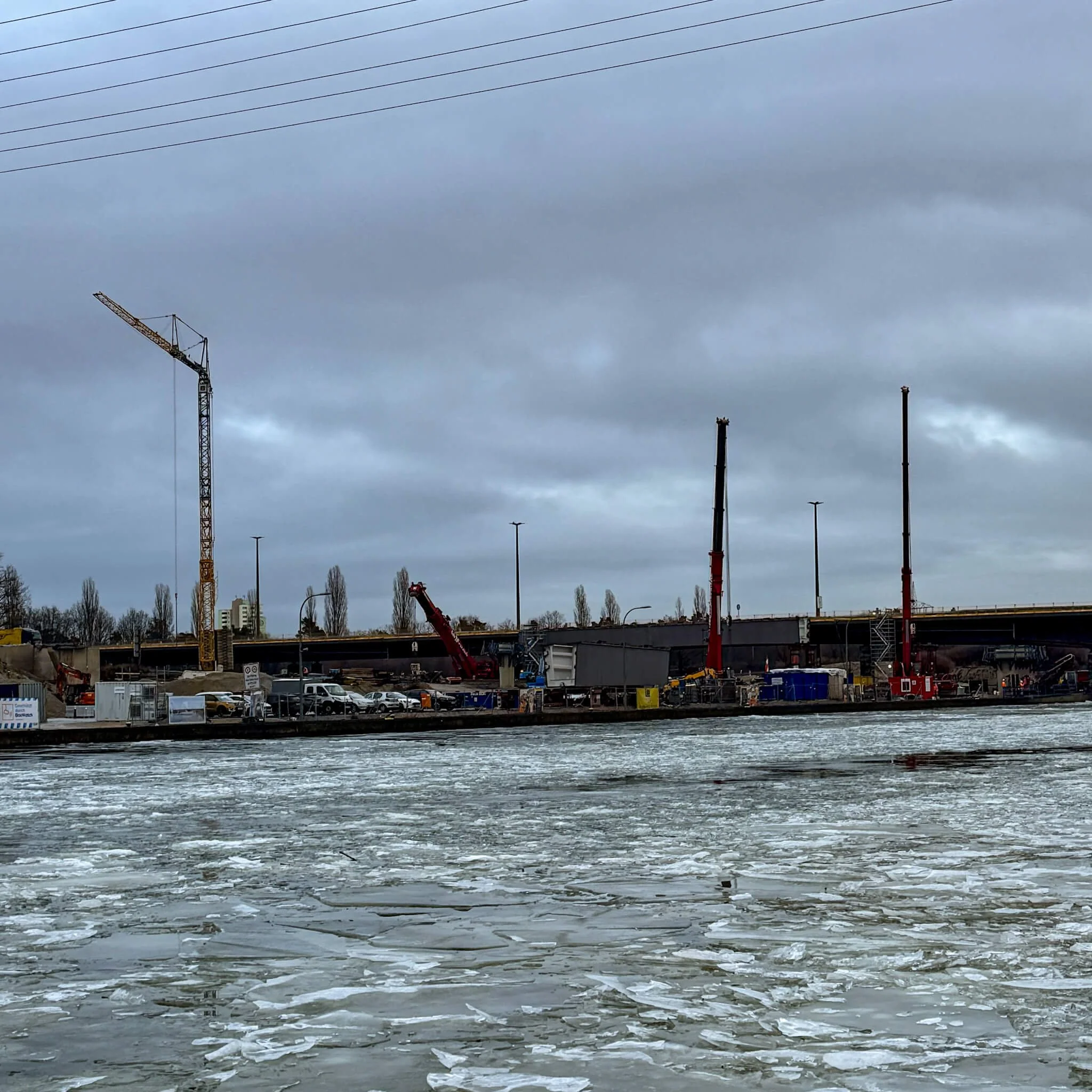 Großbaustelle am Nürnberger Kanal mit mehreren Kränen und schweren Baumaschinen im Winter.