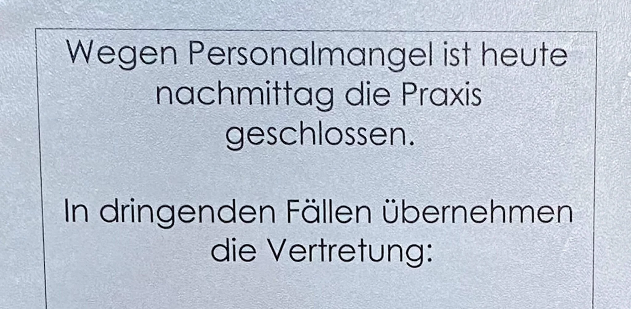 Schild Praxis wegen Personalmangel geschlossen Nürnberg Gesundheitsreform