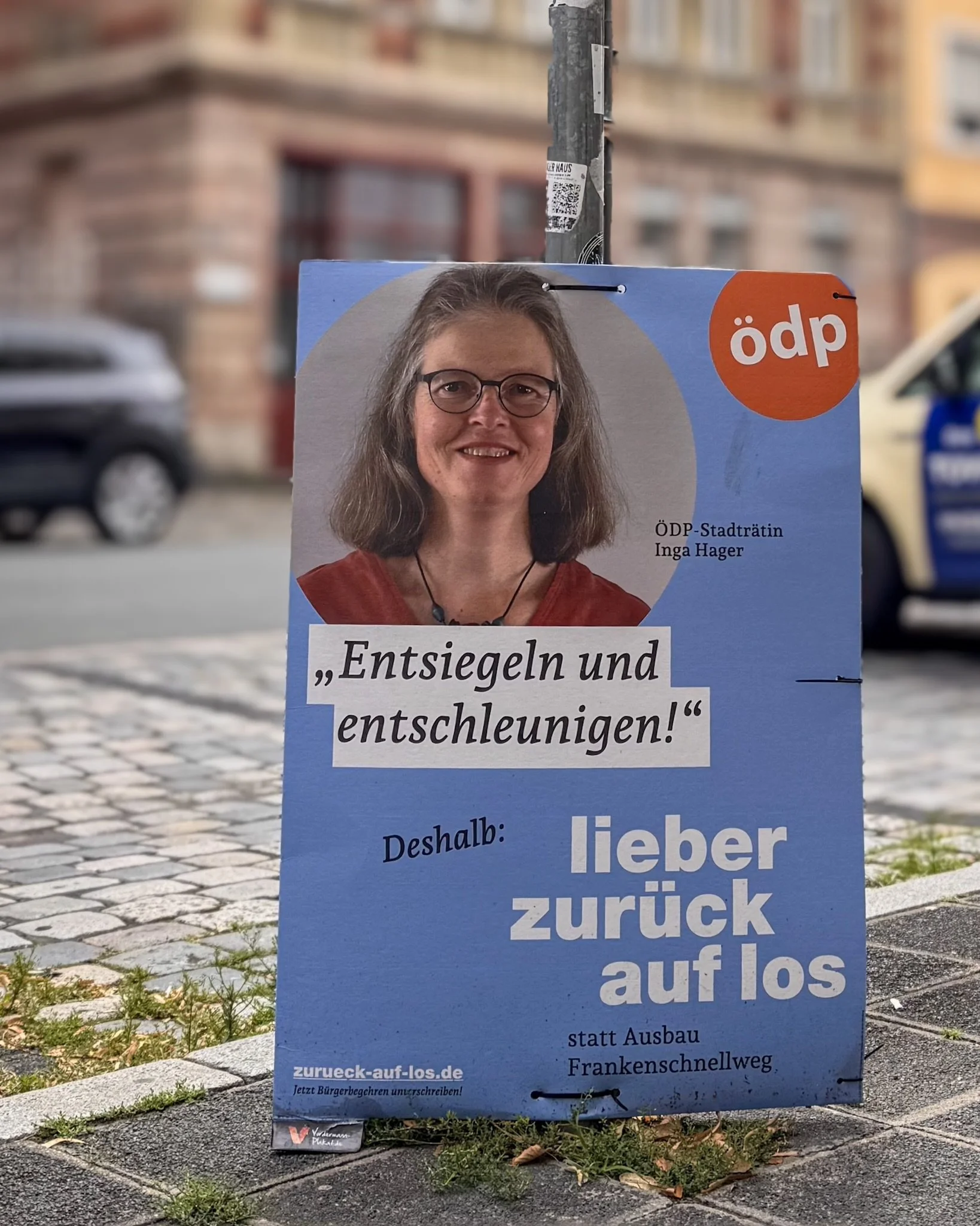  ÖDP-Politikerin auf Wahlplakat mit Forderung "Entsiegeln und entschleunigen! Deshalb lieber zurück auf los” 