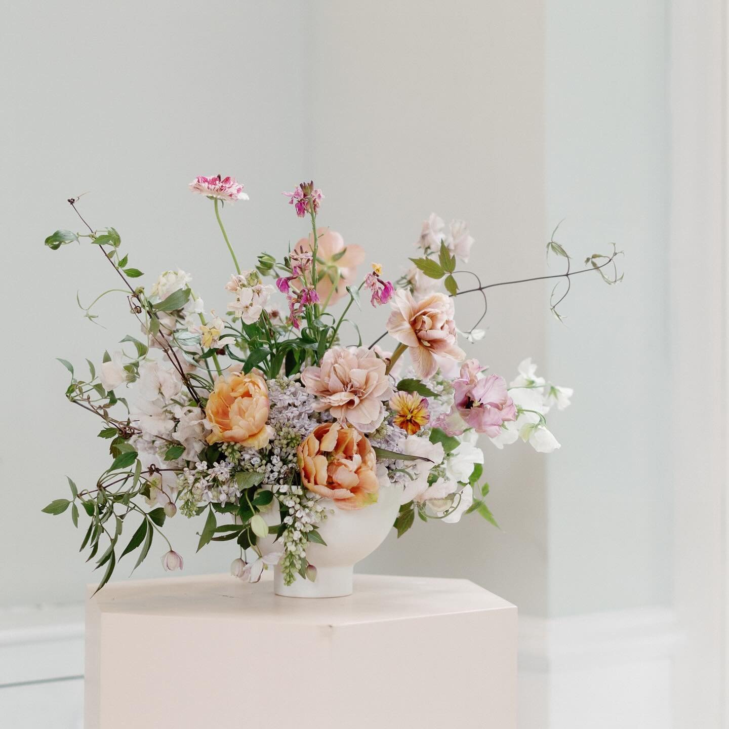 A moment for for my love of SPRING flowers🌷

An amazing workshop by @gaiavessels 
Photography: @chloeelyphotography